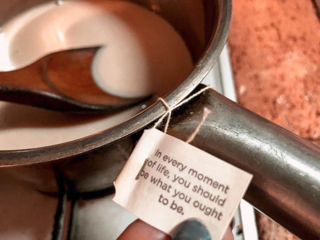 堀舞紀さんのインスタグラム写真 - (堀舞紀Instagram)「☕️ . . . お茶の時間。 マックシェイクの誘惑に打ち勝った 自分へ、、 たまには オシャレ紅茶にしよーと思って、 @kaldicoffeefarm  @yogitea  カルディの #classicindiaspice を引っ張り出して#chai を作りました。 . . . 少ないお湯でしっっかり煮出して、 シナモンパウダーを5フリフリくらい 入れまくって、蜂蜜もたっっぷり🍯 . . 色濃くなったら、 無調整豆乳ゆるやかに流し入れ (速度で味が、かわる、、わけないが、言いたかっただけ！) . . 沸騰しないようにかき混ぜて、 飲む！！！ . ❤︎ 美味しくできた！！ ❤︎ . campでつーくろっと😻 . . 私がマックに打ち勝った日の チャイでした。 . . このテーバッグ美味しい！！ 温まります〜 . . #チャイ #冬のドリンク #camp飯 にどーですか？！ キャニオも喜んでました。 たまには茶もいーねー！ #有機ハーブティー #ginger」11月25日 17時12分 - mainohori