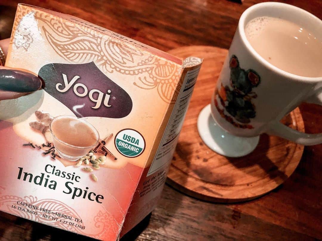 堀舞紀さんのインスタグラム写真 - (堀舞紀Instagram)「☕️ . . . お茶の時間。 マックシェイクの誘惑に打ち勝った 自分へ、、 たまには オシャレ紅茶にしよーと思って、 @kaldicoffeefarm  @yogitea  カルディの #classicindiaspice を引っ張り出して#chai を作りました。 . . . 少ないお湯でしっっかり煮出して、 シナモンパウダーを5フリフリくらい 入れまくって、蜂蜜もたっっぷり🍯 . . 色濃くなったら、 無調整豆乳ゆるやかに流し入れ (速度で味が、かわる、、わけないが、言いたかっただけ！) . . 沸騰しないようにかき混ぜて、 飲む！！！ . ❤︎ 美味しくできた！！ ❤︎ . campでつーくろっと😻 . . 私がマックに打ち勝った日の チャイでした。 . . このテーバッグ美味しい！！ 温まります〜 . . #チャイ #冬のドリンク #camp飯 にどーですか？！ キャニオも喜んでました。 たまには茶もいーねー！ #有機ハーブティー #ginger」11月25日 17時12分 - mainohori