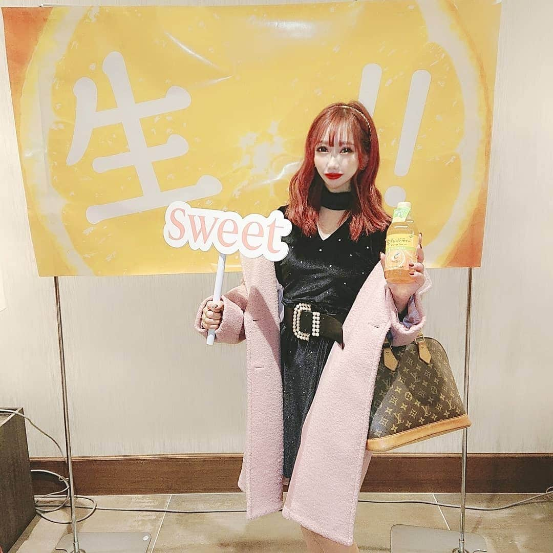 西内みなみさんのインスタグラム写真 - (西内みなみInstagram)「sweetさんにご招待してもらって、 インスタガールとして 伊藤園 TEAs’ TEA×4誌合同 手作り生オレンジティー体験イベントに 参加してきたよ〜🍊🌟 @sweet_editors . スペシャルゲストはsweetから 吉木千沙都ちゃん(ちいぽぽちゃん)👩‍🦰❤ 雑誌ともタイアップしてるよん︎☺︎✌︎︎ . 実際に生オレンジティーを作るのが 楽しすぎてVLOG風な動画作ってみた📷 ぜひ見てくださいっ！ 本当に楽しいイベントでしたん💋 sweetさんありがとうございます♡♡ . ☑️アウター @micoameriofficial @kumikofunayama ☑️ワンピース @7things.official この日は寒かったから、 くみっきープロデュースのコートが とっても暖かったよ😭！ #sweet #伊藤園 #ティーズティー #生オレンジティー #スウィートインスタ #MICOAMERI #ミコアメリ #コーディネート #吉木千沙都 #ちいぽぽ #くみっきー  #vlog #PR #みなみコーデ」11月25日 17時13分 - miiiiiiu3u6