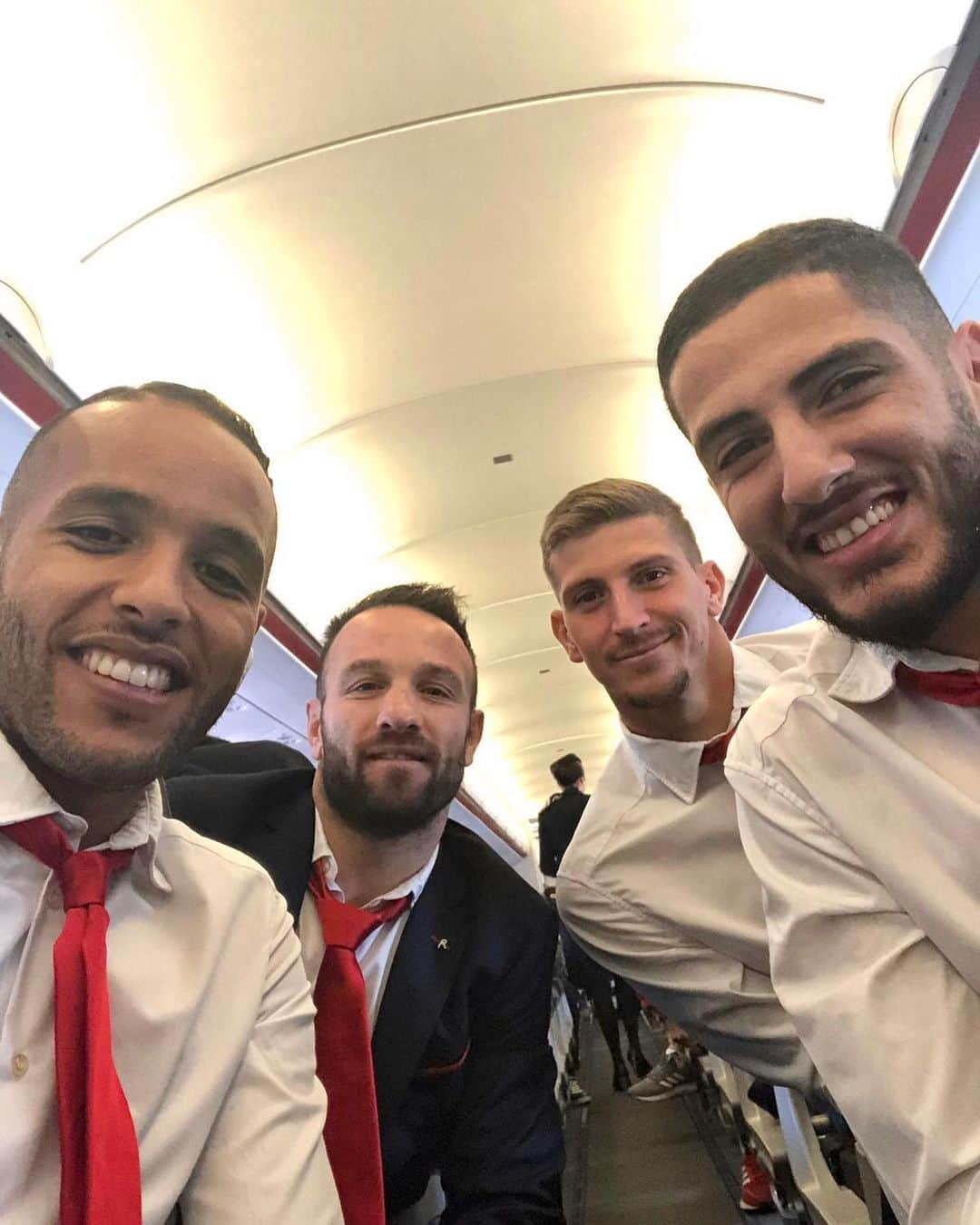 マテュー・ヴァルブエナさんのインスタグラム写真 - (マテュー・ヴァルブエナInstagram)「Taking off to London ✈️ @championsleague #UCL」11月25日 17時21分 - mv28_officiel