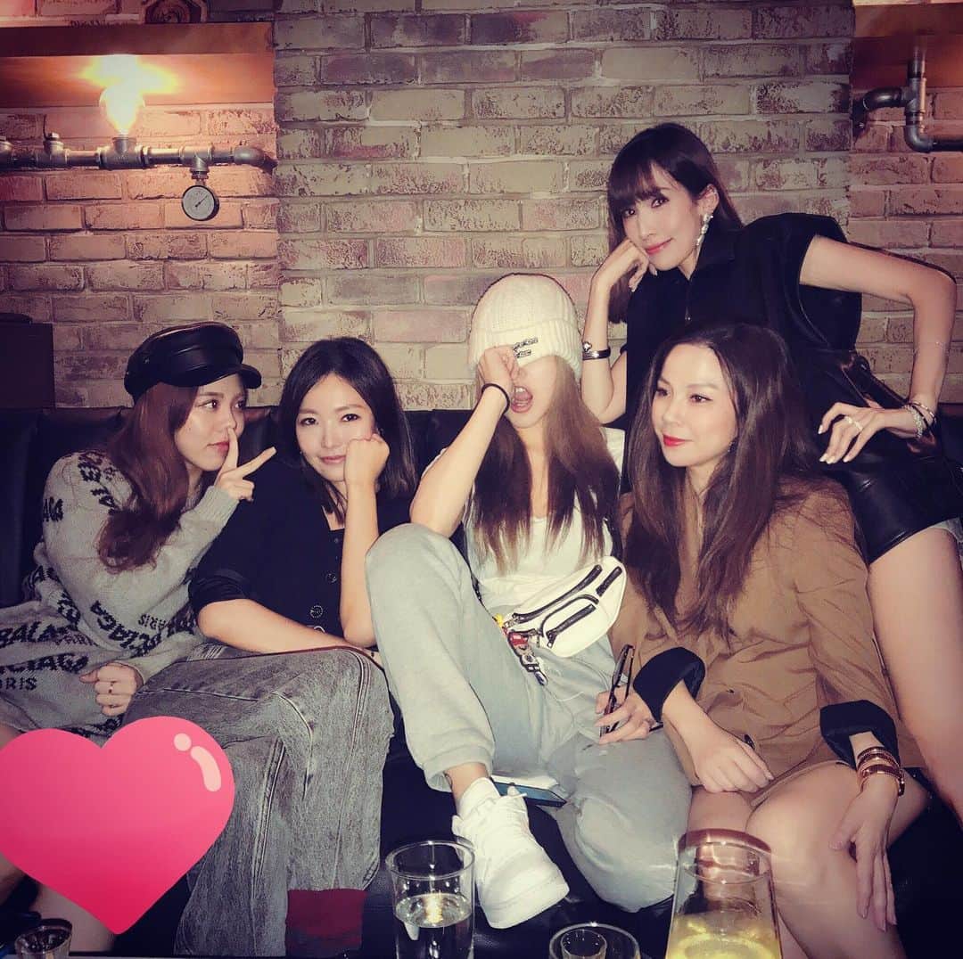 Grace Chowのインスタグラム：「A sweet reunion w/ my girls💖  本來以為這次拼不完一盒Lego 但沒想到最後在老公 妹妹 男朋友和老婆的幫助下 竟然真的拼完了！」