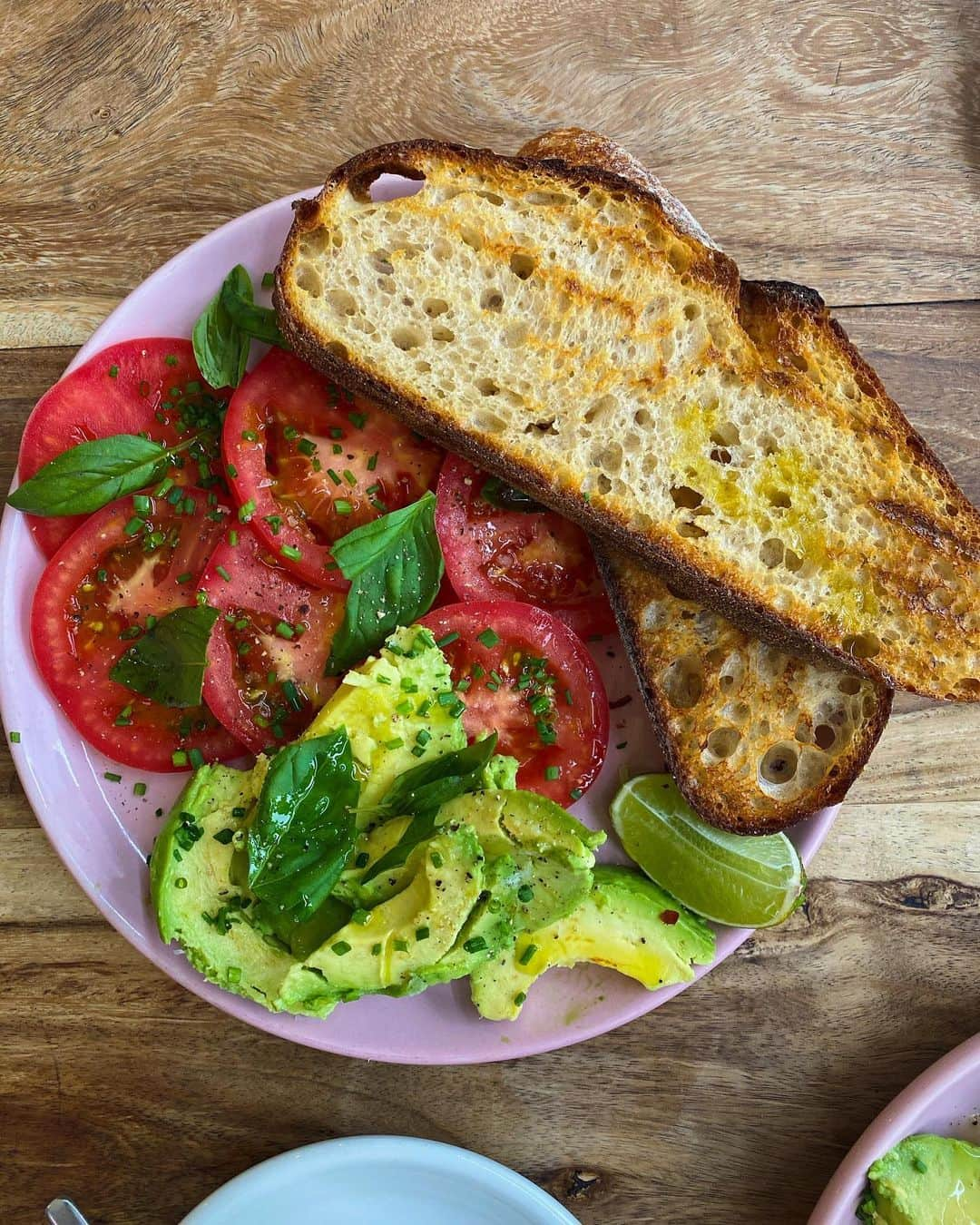 ケイラ・アイトサインズさんのインスタグラム写真 - (ケイラ・アイトサインズInstagram)「My breakfast from this morning 🙌🏼 Something I missed so much being in #NYC was our Australian breakfasts (shout out to the #BBGcommunity for helping me to decide what to eat 😂) For the ladies who suggested I order pancakes, they honestly sounded so good but for breakfast I am savoury all the way! Mediterranean style, fresh, simple and well seasoned!! Just the way I like it 😁 What's your go-to breakfast? Comment below!」11月25日 17時24分 - kayla_itsines