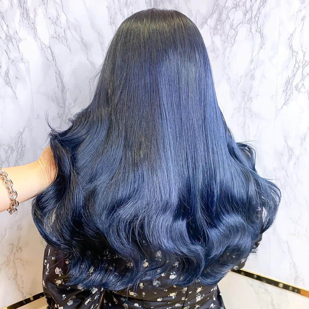 原涼香のインスタグラム：「白肌オルチャンカラー🇰🇷✨ 『 Navy blue 💙💙 』 #プレミアムケアカラー♡ で韓国hairに必須な 艶髪GETしましょう〜！ ㅤㅤㅤㅤㅤㅤㅤㅤㅤㅤㅤㅤㅤ」
