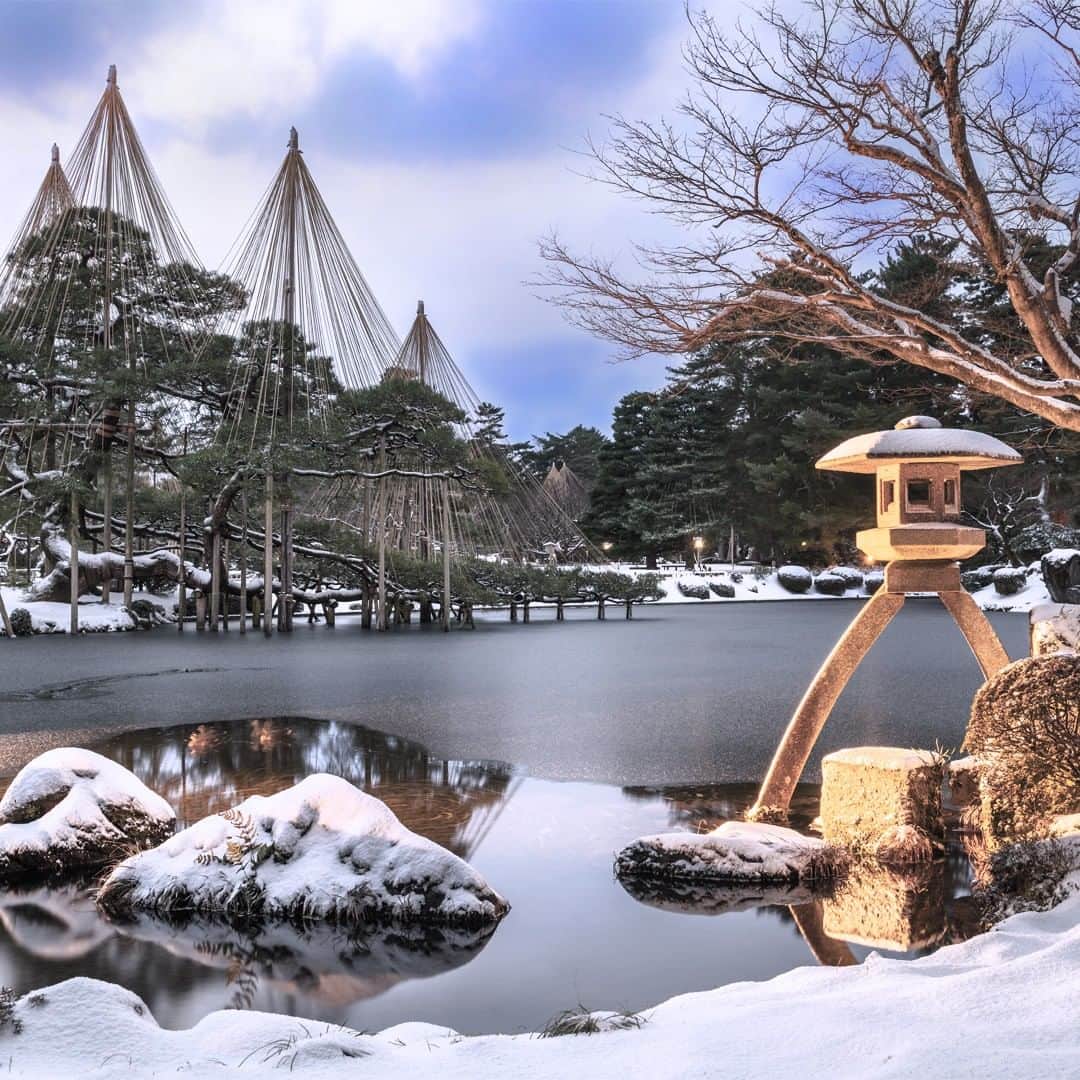 のインスタグラム：「. In winter, the Kenrokuen Gardens in the Hokuriku region of Japan have a particular beauty✨ “Yukitsuri” seen here are a uniquely Japanese way of supporting delicate tress from the weight of heavy snow. #WorldlyNovember . 重い雪から木を守る北陸特有の「雪吊り」❄️ 冬の兼六園ではまた違った魅力に出会えます。 . . Post your memories with #FlyJAL  #JapanAirlines #japan #kanazawa #kenrokuen #japaneseculture」