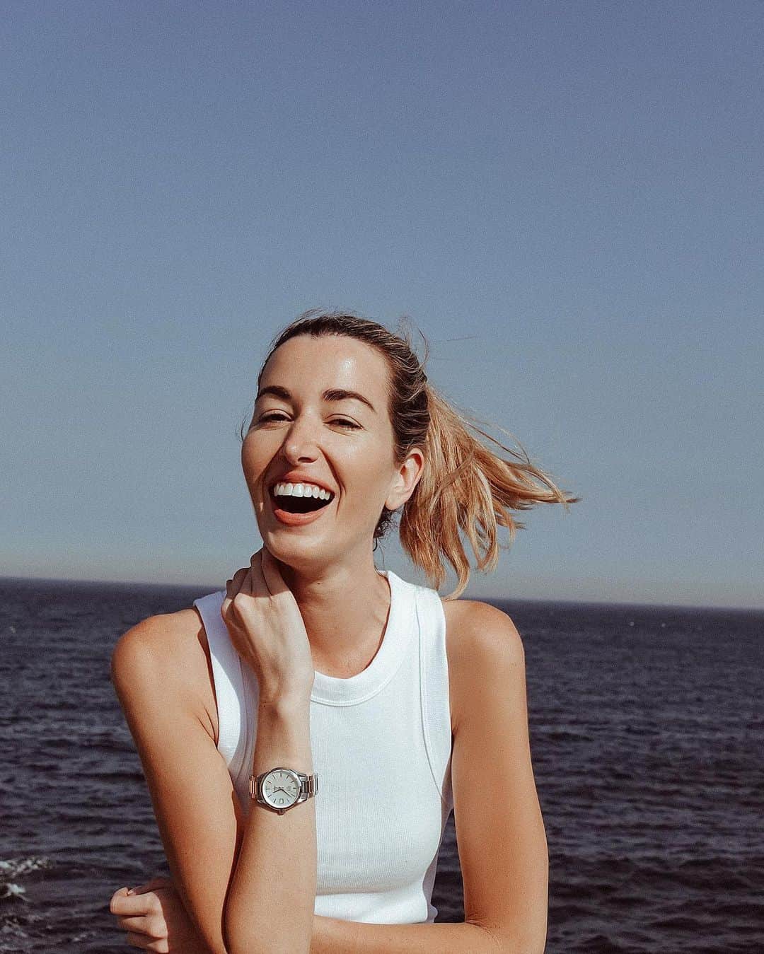 カルメン・ハミルトンのインスタグラム：「I’m not always there when you call, but I’m always on time (well at least I will be now with my new @tagheuer Carerra). Christmas came early this year 🌲🥳 #dontcrackunderpressure」