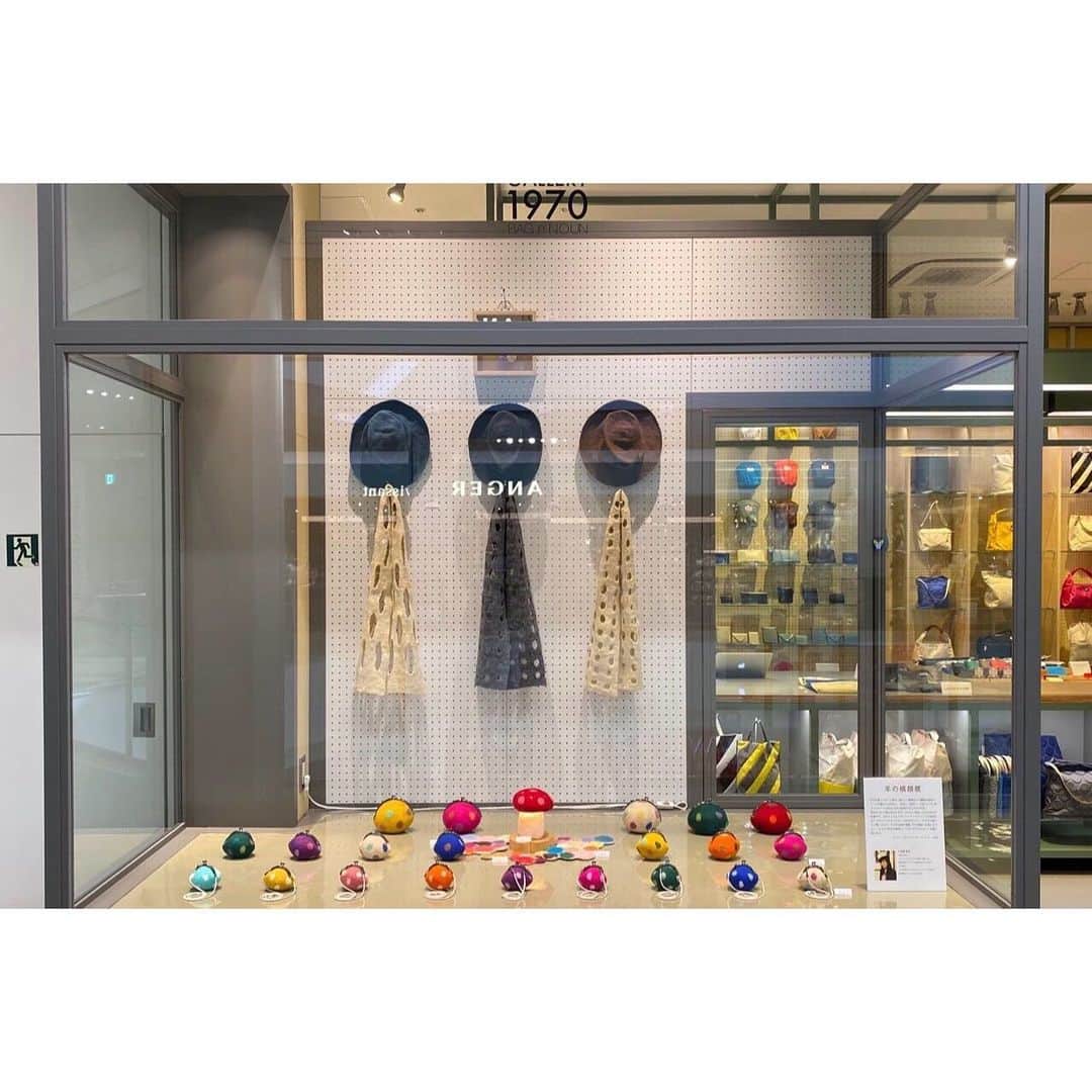 のインスタグラム：「〈エキスポ吹田店よりお知らせ〉﻿ ﻿ エキスポ吹田店の「ギャラリー1970  バッグンナウン」にて、水田幸子氏による第３回「羊の横顔展」が開催中です。﻿ ﻿ 原毛を薄くちぎって重ね、濡らして摩擦などで繊維を絡ませ、ウールの縮む力を利用し、布状に、袋状に、立体にと、手仕事でフェルトへと変化させる水田幸子さんのその手法。﻿ ﻿ 理屈は分かる様な気はするが、なぜ丸く袋状になるのかは不思議です。どれもこれもカラーマッチングのセンスが気持ち良くてオブジェのようです。﻿ ﻿ 今回はギャラリーのガラス越しにご覧いただき、その作品群の横顔（羊の横顔）をお楽しみください。﻿ ﻿ もちろん作品は御買上いただけますので宜しくお願い致します。﻿ ﻿ ギャラリー1970　バッグンナウン　キュレーター　小澤健﻿ ﻿ ﻿ ﻿ ◎水田幸子プロフィール﻿ ﻿ @cou_s.mizuta ﻿ ﻿ ハンドメイドフェルトの世界に魅せられ、独学で様々なウールの可能性を見い出すべく日々制作。﻿ 主に各地のアート＆クラフトフェアや百貨店の期間限定イベントなどに出店。﻿ ﻿ ﻿ BAG'n'NOUNエキスポ吹田店﻿ 〒565-0826﻿ 大阪府吹田市千里万博公園2−1ららぽーとEXPOCITY2F﻿ TEL : 06-4860-6029﻿ 営業時間 : 10:00~21:00﻿ http://www.expocity-mf.com/expo/﻿ ﻿ ﻿ ﻿ ﻿ #bagnnoun #バッグンナウン﻿ #necessaryorunnecessary﻿ #mamborama﻿ #bag #バッグ﻿ #expocity #エキスポシティ #吹田﻿ #couandco #feltworks #ハンドメイドフェルト﻿」