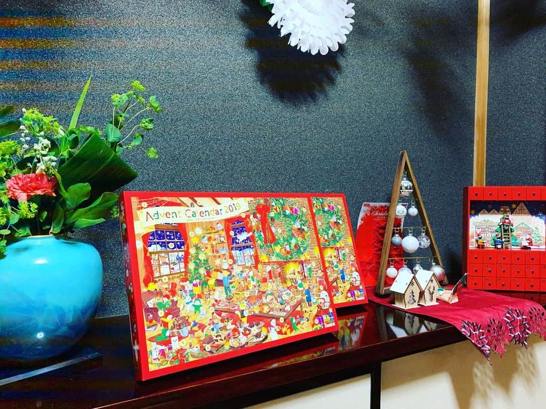 都竹悦子さんのインスタグラム写真 - (都竹悦子Instagram)「ロイズのアドベントカレンダー！ 嬉しいな！  私も欲しい笑  #東京のお義姉さんから #子供達一人一人に　#ロイズ　#アドベントカレンダー　#2019 #ROYCE #roycechocolate #クリスマスプレゼント　#クリスマス　#飾り付けは　#まだ半ば」11月25日 17時33分 - etsukotsuzuku