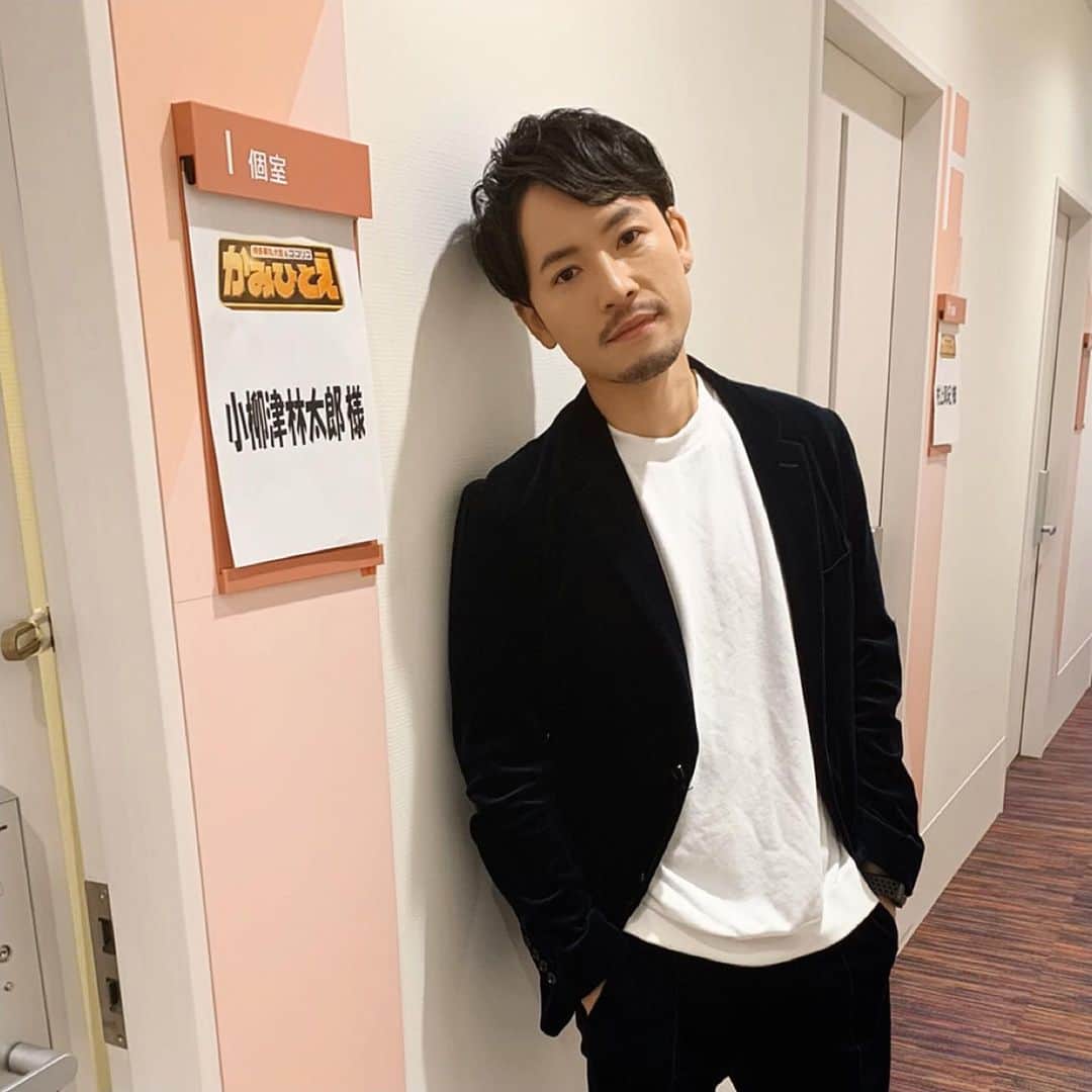 のインスタグラム：「🚨本日🚨 【11月25日(月曜日)夜23:15〜】 テレビ朝日「かみひとえ」という番組に出演します。  最近の生活を密着取材していただきました。 スタジオトークはたじたじだったのでどうなることやら、、😂 何の“かみひとえ”かは観てのお楽しみに📺  #バチェラー #バチェラー2 #bachelorjapan #バチェラージャパン #小柳津林太郎 #ghost  #アマゾンプライム #thebachelor #rinstagram #テレビ朝日 #かみひとえ #ココリコ #博多華丸大吉 #夏菜 #磯山さやか #密着取材 #🌹」