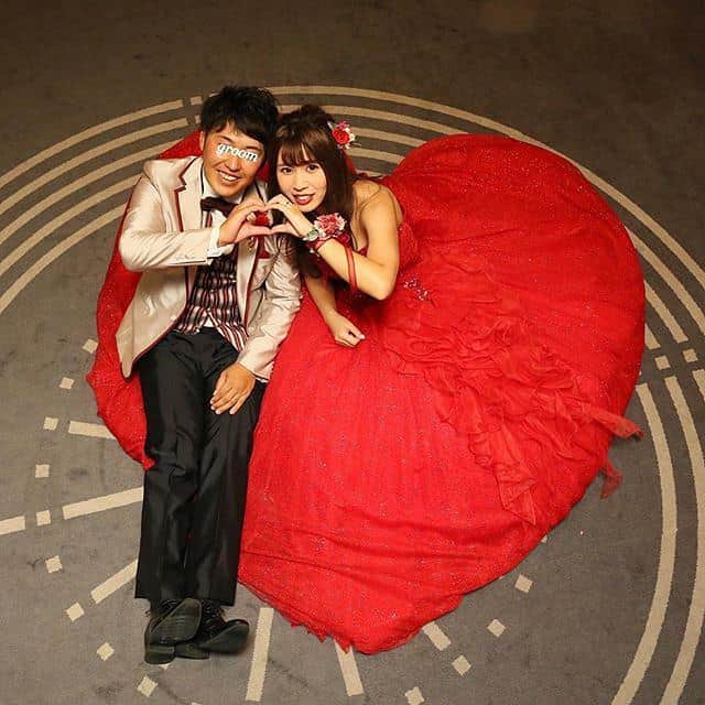ホテルモントレウェディング【公式】 のインスタグラム：「♥ ￣￣￣￣￣￣￣￣￣￣ @montereyweddingをフォローして 『 #モントレ花嫁 』『 #ホテルモントレ』の タグをつけて投稿してくださいね＊*. ・ ホテルモントレエーデルホフ札幌 @edel_hotelmontereyの #卒花嫁 @miho.wd さまより 素敵なお写真をリグラムさせていただきました！ ・ カラードレスに合わせた ヘッドフラワーやリストレット♡ とってもお似合いです♩ ・ #モントレ #モントレ花婿 #プレ花嫁 #卒花 #marry花嫁 #dressy花嫁 #farnyレポ #プラコレ ﻿#maricuru #dressy花嫁 #日本中のプレ花嫁さんと繋がりたい #ウエディングニュース #flower #ウェディングドレス #dress #結婚式 #披露宴 #結婚式場 #2019年秋婚 #2019年冬婚 #ホテルモントレエーデルホフ札幌 #モントレエーデルホフ札幌 #札幌 #ドレス迷子 #カラードレス #ドレス選び #ドレス」
