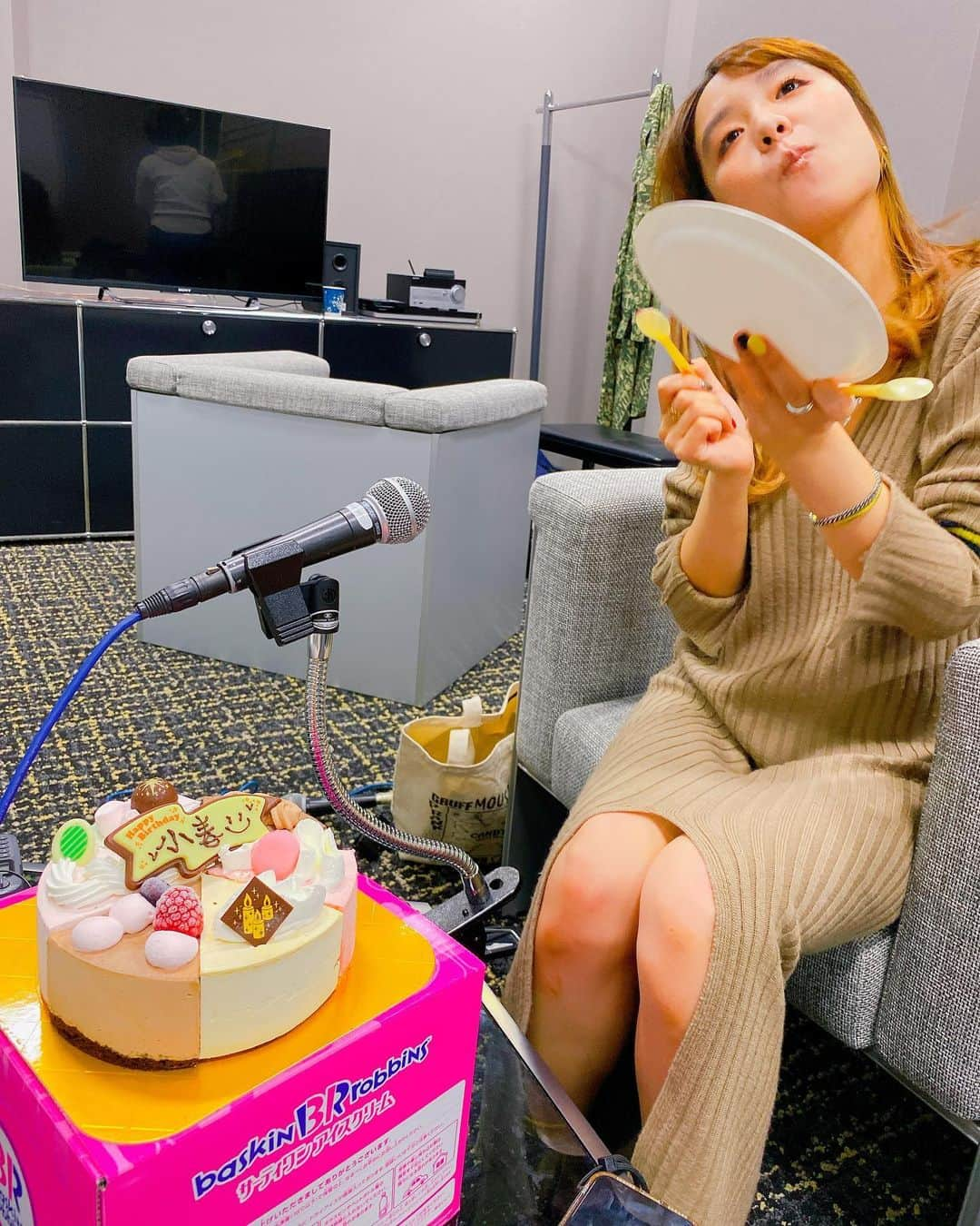 小春さんのインスタグラム写真 - (小春Instagram)「#姉カメラ Ice cream cake 🎂 Eat it fast🏃‍♀️ Baskin-Robbins Thirty One」11月25日 17時35分 - suttokodokkoiii