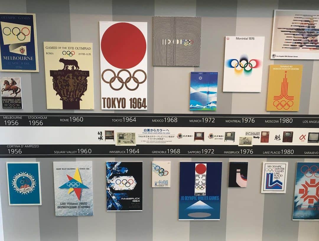 ブライオニー・ペイジさんのインスタグラム写真 - (ブライオニー・ペイジInstagram)「All the Olympic posters for the Summer (top) & Winter (bottom) Games, plus a selection of recent Olympic Torches - displayed in the Panasonic building opposite our hotel in Tokyo! What a treat 👌🏻 #roadtotokyo #olympics #posterdesign」11月25日 17時46分 - bryony_page