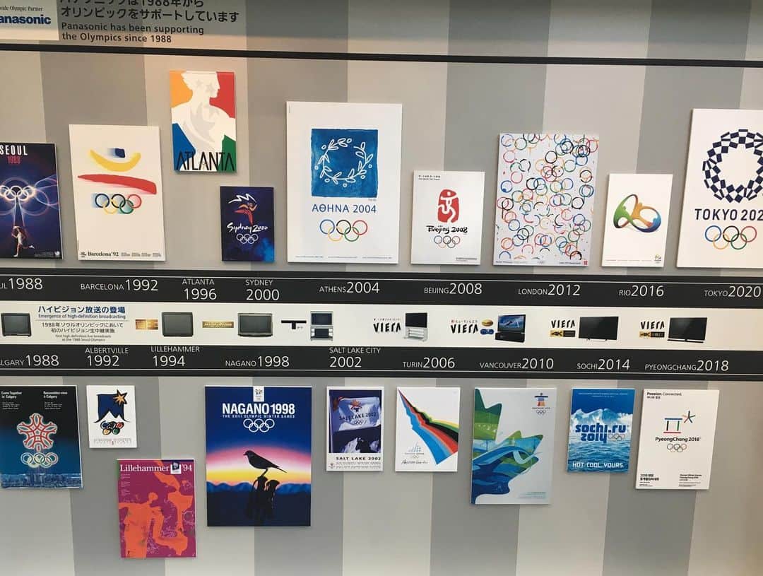 ブライオニー・ペイジさんのインスタグラム写真 - (ブライオニー・ペイジInstagram)「All the Olympic posters for the Summer (top) & Winter (bottom) Games, plus a selection of recent Olympic Torches - displayed in the Panasonic building opposite our hotel in Tokyo! What a treat 👌🏻 #roadtotokyo #olympics #posterdesign」11月25日 17時46分 - bryony_page