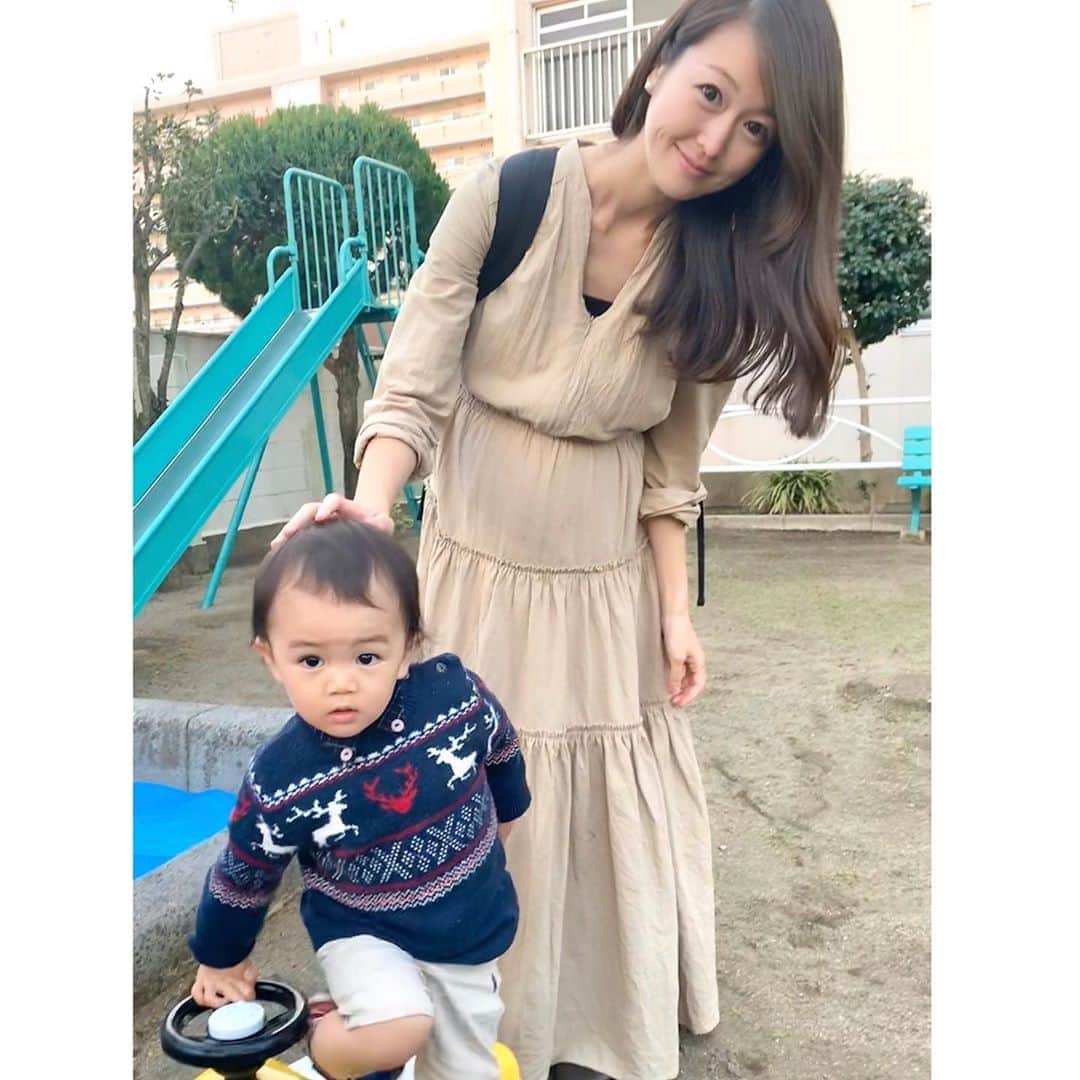 花田浩菜のインスタグラム：「我が家の息子、少し前に#2歳2ヶ月 になりました👶 2歳3ヶ月の時にはもうお兄ちゃんになっているのかあ、と思うと感慨深い母。。 . . 里帰りしてもう一ヶ月経ちますが、 2週目くらいに、2歳前になって落ち着いていた#イヤイヤ期 再び！？と思うくらい夜泣き&わがまま&不機嫌が数日やばかった時があり、、 ギャン泣きで転がっていてお散歩にすらおちおちいけず😂道に座り込み動かず泣き喚きベビーカーにも乗らずスーパーすらいけないわ😂🤷‍♀️な怪獣期があったのですが。 本人的にも何か予感を感じていたのか？不安やストレスだったのか？赤ちゃん返りだったのか？？といった感じだったみたいで、里帰りから一ヶ月たった今、ここ一週間くらいはリズムも戻り、転がって泣いたりや夜泣きもぱたりとなくなり家での生活のようにお昼寝も夜もコテンと寝てくれ、ご機嫌も戻りました👶 . 考えてみればここまでではなかったけれど、つわりで遊んであげられなかった時も今までほとんどしなかった夜泣きがすごい日が数日続いたことがあり赤ちゃん返りだったのかなあとも思うし、 他の妊娠中のママさんも出産直前やつわりの時そうだったとか聞くので、子供の予知能力ってすごいなあ。と改めて感じた今日この頃。 . . 2歳2ヶ月になるここ最近は歌ったり踊ったり、教えた言葉や喋っている言葉をすぐ覚え、真似っこし、 だんだん単語が繋がり質問にも答えられるようになり、会話にもなってきたなあ😊という感じながらもまだまだ赤ちゃん言葉な息子。 抱っこ→『あっこ』 いない→『いにゃい』とかいう感じなので萌え萌えな母😂 エコー写真を見ては、いつも赤ちゃん👶と言っていて、実際に生まれたらどんな感じになるのか？私が不思議な感じです。 . . 里帰り中は大好きなお友達がたくさんいる保育園にもいけませんが、 帰って来ている間は姪っ子が遊びにきてくれたり、この日も息子と同じ歳かつ第二子出産日も10日くらいしか違わない親子と遊べて楽しそうな息子でした😊❤️ このワンピースは前開きのチャック付きで#授乳 にも楽ちんな @chocoa_official のもの👗！産後着れる服しか最近は着ていません😂❤️ なんだかんだ続いている#成長記録 はプロフィールから飛べるブログに更新しています✍️👶 . . #2歳 #2歳児 #男の子ママ #成長記録 #育児日記 #2人目妊娠中 #赤ちゃんのいる生活 #ママライフ #親子 #ぷんにー #12月出産予定 #臨月 #臨月コーデ #授乳ワンピース #授乳服 #マタニティライフ #マタニティコーデ #マタニティママリ #CHOCOA #l4l #happy #happydays」