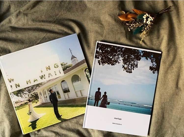 しまうまプリント【公式】フォトブック無料企画開催中さんのインスタグラム写真 - (しまうまプリント【公式】フォトブック無料企画開催中Instagram)「結婚記念日に式を振り返って💕 ・ ・ 本日ご紹介するのは @hi_chami さまのフォトブックです✨ ・ ・ ハワイで挙式されたご記念に 式のお写真を1冊のフォトブックにまとめて頂きました☺️ ・ そして今回、 1回目の記念日にお二人でこのフォトブックを見返すのだそうです…✨ とってもロマンチックで素敵ですよね☺️💕 ・ ・ フォトブックのいいところは、 なんといっても手軽に見返せるところ！ ご夫婦一緒に思い出の1冊を見返せば きっと素敵な時間になるはずです🦓💕 ・ ・  @hi_chami さま、 素敵なご投稿ありがとうございました！ ・ ・ #Repost from @hi_chami ・・・ . 1st Anniversary🤵👰 せっかく作ったアルバムなので 結婚記念日に2人でみることにします😌 半年前なのに懐かしい🥺 次はいつハワイに行けるかな🌴 ハワイ大好きなった💓 . . 📷 @yuki_photography 📷 @pakkaiyimphotography  #hawaii#ハワイ#海外挙式#wedding#プルメリアガーデン#プルメリアガーデンチャペル#ベストブライダル#ロケーションフォト#パッカイファミリー#みんなのウェディング#卒花嫁#しまうまプリント#しまうまフォトブック#結婚記念日#hh0521wd」11月25日 17時39分 - shimaumaprint