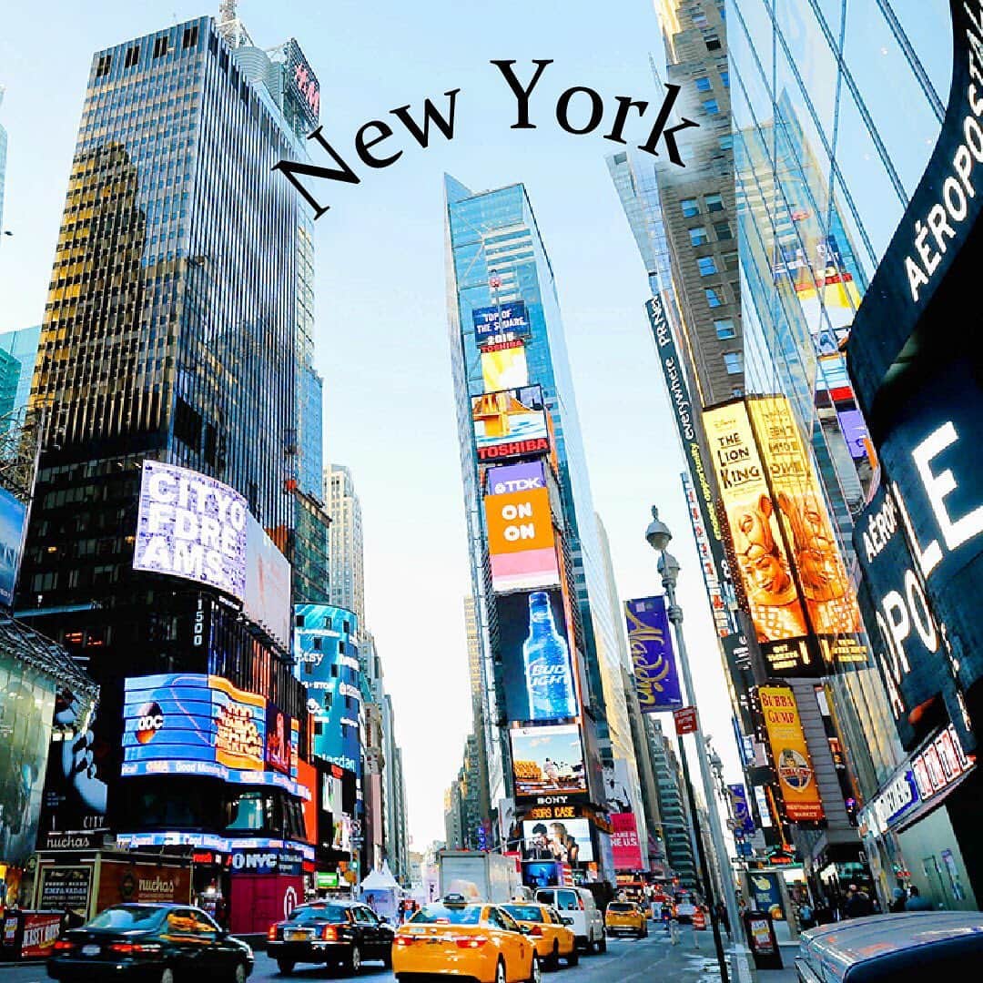 エイチ・アイ・エスさんのインスタグラム写真 - (エイチ・アイ・エスInstagram)「Today's Topic  ニューヨーク基本情報 Hello! 今日からニューヨークに行きたくなる情報を発信します♪ ニューヨーク好きな人は是非おすすめの情報を #his_newyork で教えてね! . ■ 言語:英語 ■ 通貨:ドル（＄） ■ フライト時間:直行便で約12時間30分 . 日本（東京）よりも気温は低め。夏は湿度が高いので蒸し暑くなります。春、秋は過ごしやすいものの、冬は冷え込んで零下になることも。雪もよく降ります。 春夏は概ね日本（東京）と同じでOK。夜の冷え込みや、冷房対策用に長袖の羽織りものも一枚用意して。秋冬は日本での服装よりも1枚多めに着るつもりで。観劇やレストランへ行くなら正装も一着持ちましょう。 . Photo Imformation 📍ミットタウン「タイムズスクエア」」11月25日 17時40分 - his_japan