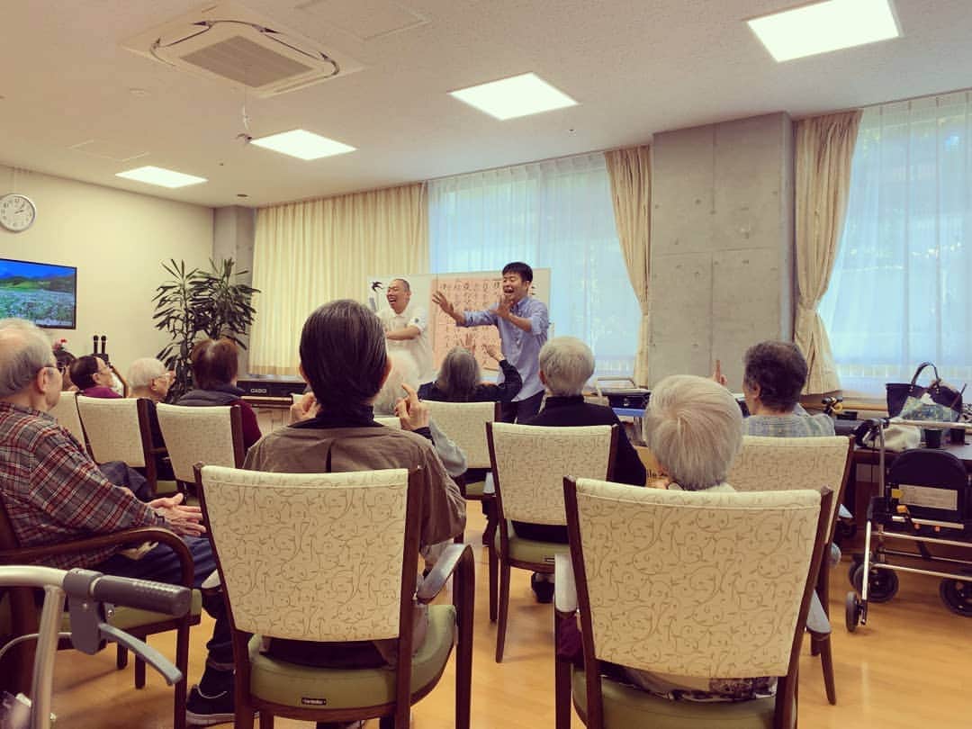 のインスタグラム：「今日は『渋谷区つばめの里・本町東』にお邪魔して介護レクリエーションをしました♪元小学校をリフォームした施設なのです(^○^) 大きな体育館もあって綺麗でびっくり！  #介護レクリエーション #渋谷 #渋谷区 #つばめの里 #渋谷区つばめの里本町東 #湖山医療福祉グループ #レギュラー #あるある探検隊 #特別養護老人ホーム #特養」