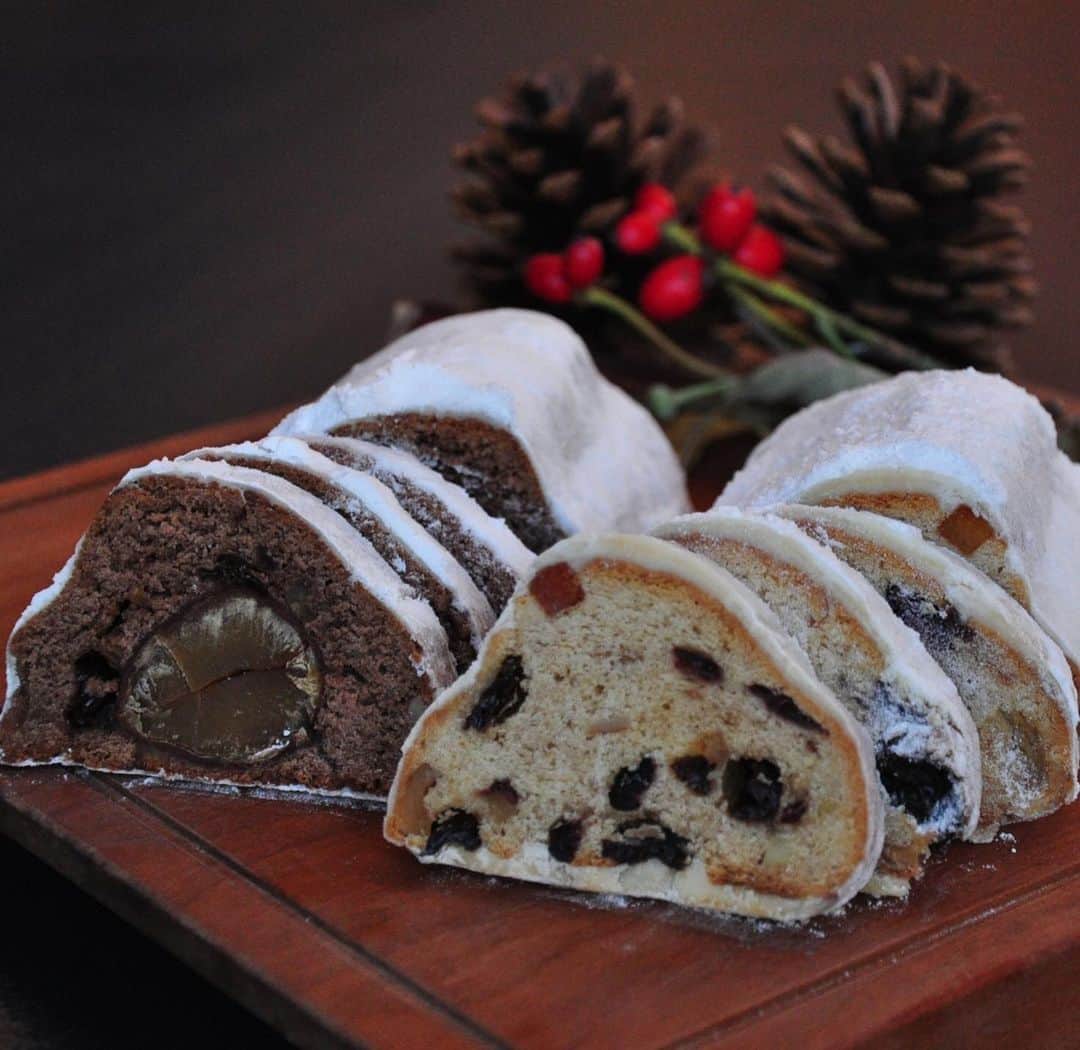 のインスタグラム：「今年もシュトーレン販売します！ ﻿ Stollen（シュトーレン）﻿ ドイツで伝統的にクリスマスに食べられる菓子パン﻿ ﻿ エルマーズグリーンでは、２種類ご用意しました。﻿ ﻿ 【栗とチョコ】﻿ チョコ生地に刻んだ﻿ クーベルチュールチョコレートと﻿ ドライフルーツ、ナッツをたっぷり﻿ 配合し、真ん中に渋皮栗を入れました。﻿ ﻿ 【ドライフルーツとナッツ】﻿ ほんのりスパイス香る生地に﻿ レーズン、クランベリー、オレンジピール﻿ クルミ、アーモンドをたっぷり﻿ 混ぜ込みました。﻿ ﻿ エルマーズグリーン各店舗、EMBANKMENT Coffeeで11/26（火）から予約受付いたします。﻿ 販売開始は11/30（土）からです。 クリスマスの雰囲気を楽しんでください！」