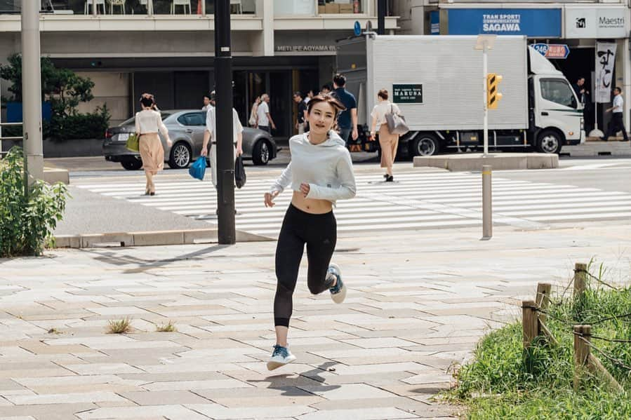 湯田友美さんのインスタグラム写真 - (湯田友美Instagram)「👟♻️ 100%リサイクルできる ランニングシューズ［Loop］ ・ 履きつぶして”ゴミ”になるはずだったシューズ。 100%リサイクルされて、戻ってきました☺️♻️👟 ・ もう未来のランニングシューズは、ゴミを出さない。 ・ 100% recyclable running shoes ［Loop］ The shoes, which were supposed to be waste, have come back as "new"shoes.♻️ Futuristic shoes are waste-free!! ・ @adidastokyo #futurecraftloop #createdwithadidas」11月25日 17時44分 - yudatomomi