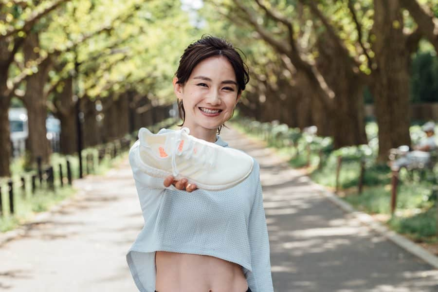 湯田友美のインスタグラム：「👟♻️ 100%リサイクルできる ランニングシューズ［Loop］ ・ 履きつぶして”ゴミ”になるはずだったシューズ。 100%リサイクルされて、戻ってきました☺️♻️👟 ・ もう未来のランニングシューズは、ゴミを出さない。 ・ 100% recyclable running shoes ［Loop］ The shoes, which were supposed to be waste, have come back as "new"shoes.♻️ Futuristic shoes are waste-free!! ・ @adidastokyo #futurecraftloop #createdwithadidas」