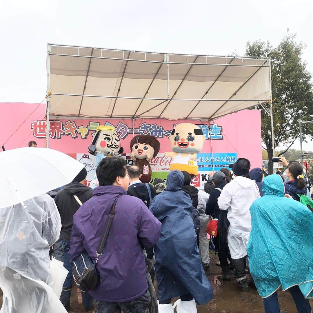 ちっちゃいおっさんのインスタグラム：「まいど〜❣️ . 先週末は埼玉県羽生市にワシの嫁と遊びに行きましたで〜❣️ . もんのすごい大雨やさかいにめっちゃ消耗したけども〜笑 . みんなが会いに来てくれてワシらめっちゃ嬉しかったで〜❣️ . ただ嫁の靴がモゲたという事故が発生したさかいに一回で終わって残念🤣」