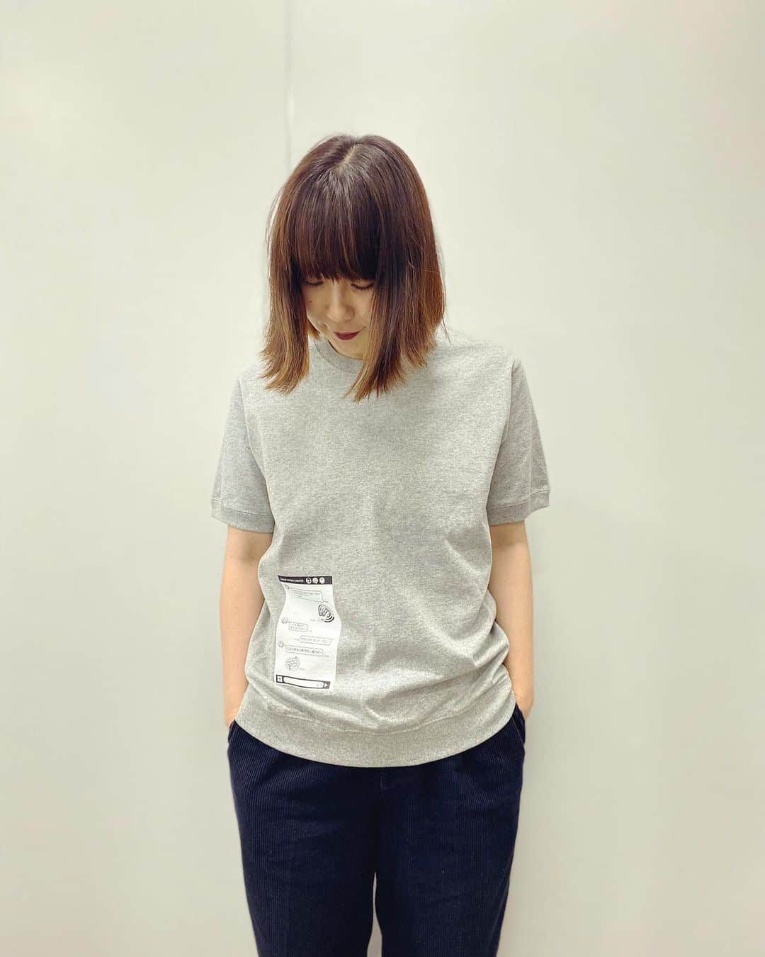 土岐麻子さんのインスタグラム写真 - (土岐麻子Instagram)「ツアーグッズ、Tシャツ！ 前面は土岐麻子とみちことひよこのグループチャット、後ろは『PASSION BLUE』の映像付きのジャケ写シルエットをプリント。 制作担当のマネージャーSさん「Tシャツですが、“トレーナー寄り”の厚手の天竺生地です。袖口と裾下はリブ仕様、さらにサイドパネルスタイルでシルエットも◎」とのことです。 着やすい！ グレーとネイビーの二色展開です。」11月25日 17時48分 - tokiasako