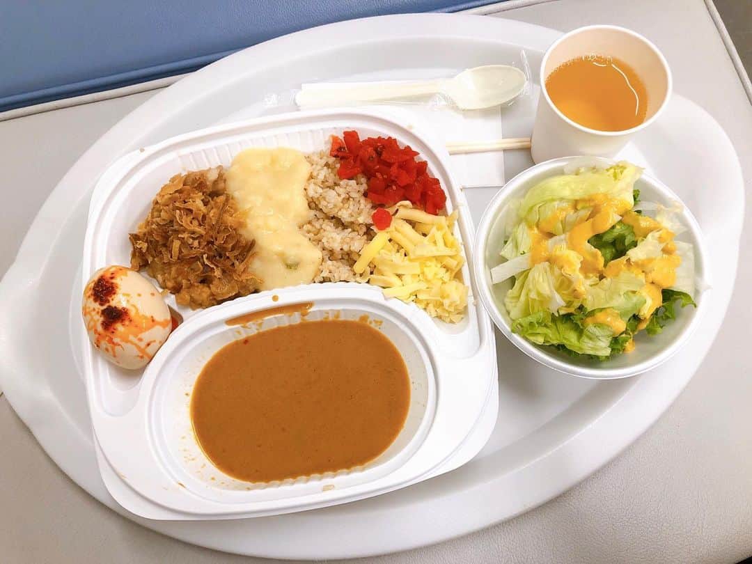【公式】俺の話は長いのインスタグラム：「‪_ 今日はカレー好きの #生田斗真 さんから‬ ‪昼食の差し入れを頂きました😆🍛‬ ‪温かいご飯にキャスト、スタッフ大喜び☺️‼️‬ ‪とても美味しかったです🍴‬ ‪ごちそう様でした😁🙏‬ . ‪#俺話 #カレー #ケータリング‬ ‪#安田顕 #小池栄子 #清原果耶 #原田美枝子‬」