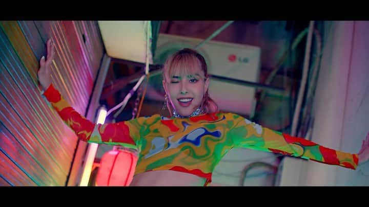 のインスタグラム：「💋💋Akina MV teaser 「NEW AGE」💋💋 「The last single of the trilogy!!! "NEW AGE" is the new era of FAKY and represents everything we stand for. I hope you all love the song, choreography and visuals!!! I love you all 🖤」 by Akina  4 days until release  Lyrics by:@kodakumi_official Choreographer:@jojogomezxo Director:Gibeak Lee(Tigercave) Stylist:@ribbon8 Hair&Make-up:@torivomit  #NEWAGE #新時代 #FAKY #倖田來未 #teaser #avex #Akina#Akinafaky #girlspower」