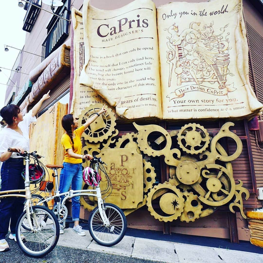 島田市さんのインスタグラム写真 - (島田市Instagram)「色彩豊かなご当地シャツ「島田帯シャツ」！ サイクリング企画「茶輪子（ちゃりんこ）」で訪れた素敵なトコロを紹介します。 今回は「TOBIYAN登美屋」の帯シャツや「MARUHEI」「CaPris」を紹介します。 TOBIYAN登美屋では、日本三奇祭に数えられる島田大祭（帯まつり）の帯をデザインしたご当地シャツ「島田帯シャツ」を製作・販売しています。浴衣生地のシャツの下襟・ポケット・背中に帯を使用した上品なシャツ。布地素材は、すべて日本製のもので職人が一つひとつ手づくりで仕上げます。色彩豊かで着心地も抜群ですよ。 島田市本通り周辺には、おしゃれなお店がいっぱい。化粧品ショップの「MARUHEI」は、イタリアの名門サッカーチーム「ACミラン」の看板が目を引く地元で人気の化粧品ショップです。おとぎの世界に引き込まれそうな外観の美容室「CaPris」は、内装も居るだけでワクワクするような空間でした。 昼間は広場、夜はほのかな灯りがともる散歩道「おび通り」もオススメです。  #茶輪子 #サイクリングプロジェクト #ちゃりんこ #島田市緑茶化計画 #greentea #お茶 #緑茶 #TOBIYAN #登美屋 #MARUHEI #CaPris」11月25日 17時52分 - shimadacity_shizuoka_official
