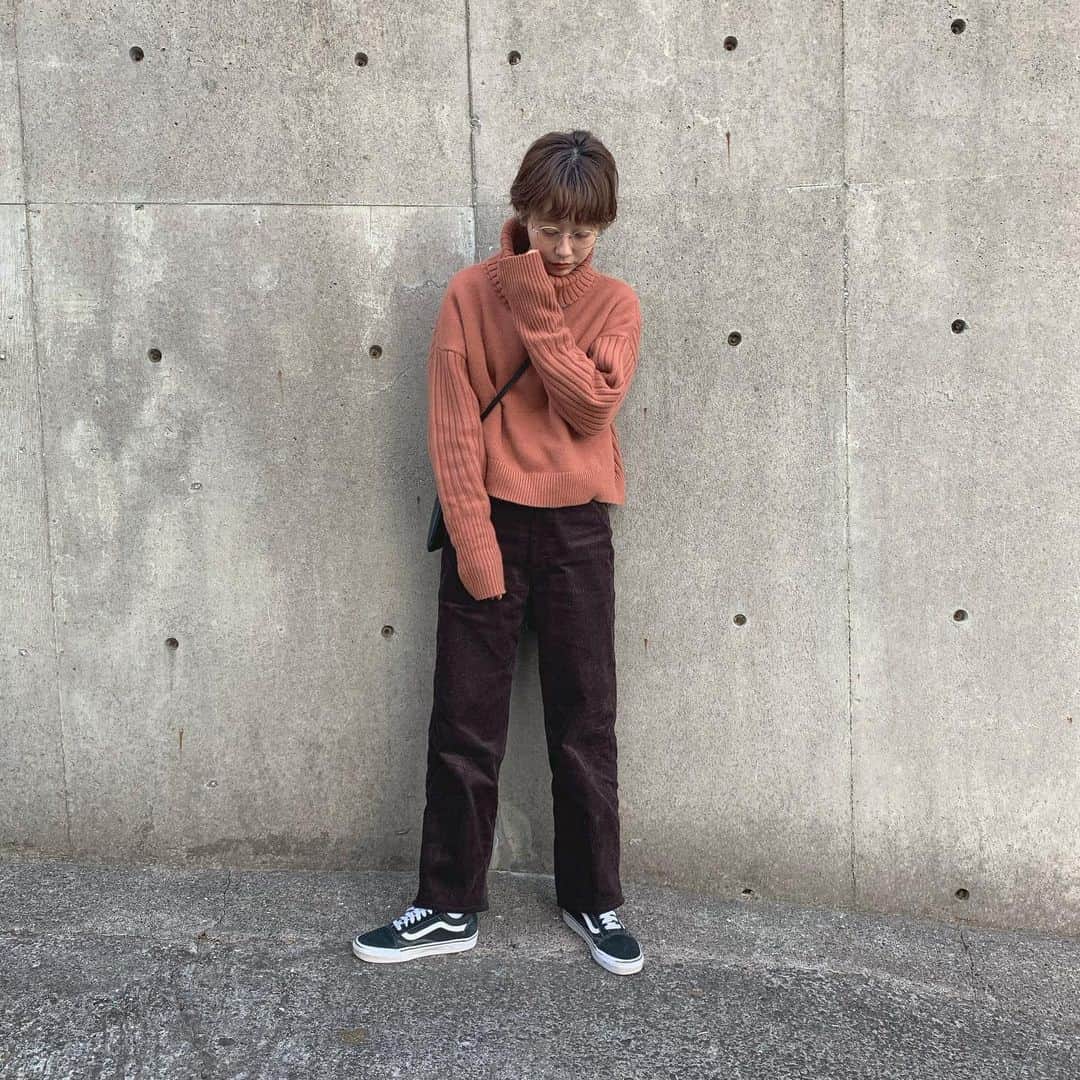 のインスタグラム：「. #gem_styling 🍫💭 . @spickandspan_jp × @lpdgem.official の タートルニットとコーデュロイのパンツを 合わせてみました🍊 . 太すぎずタイトすぎないパンツの形も ニットの程よくゆるっと袖長めの形も ぜーんぶお気に入り。 . このニット、大人気みたいです🥺 前後ろどちらでも着れるし着回しきくし 色味全てかわいいのでgem.のサイトから 是非見てみてください☺️💭 . #lpdgem#lapeaudegem#spickandspan#baycrews#fashion#coordinate#outfit#ootd#casualstyle#casual#instafashion#ラポドゥジェム#スピックアンドスパン#ニット#カジュアルコーデ#秋コーデ#ニット#ファッション#コーデ」
