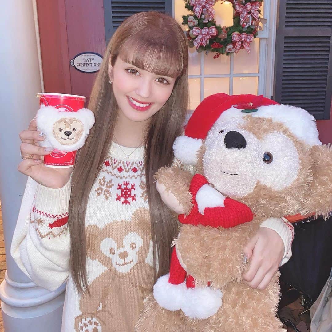 のインスタグラム：「Disney Sea🧸♥️♥️♥️ 久しぶりにディズニー来れたぁ💕 しかもクリスマス仕様になっててめっちゃ可愛かった〜🎄♥️ ダッフィーちゃんに囲まれて幸せ🧸💛💖 (お店の人が大きいダッフィー抱っこさせてくれたよ🥰) #disneysea #disney #TDS #tokyodisneysea #duffy」