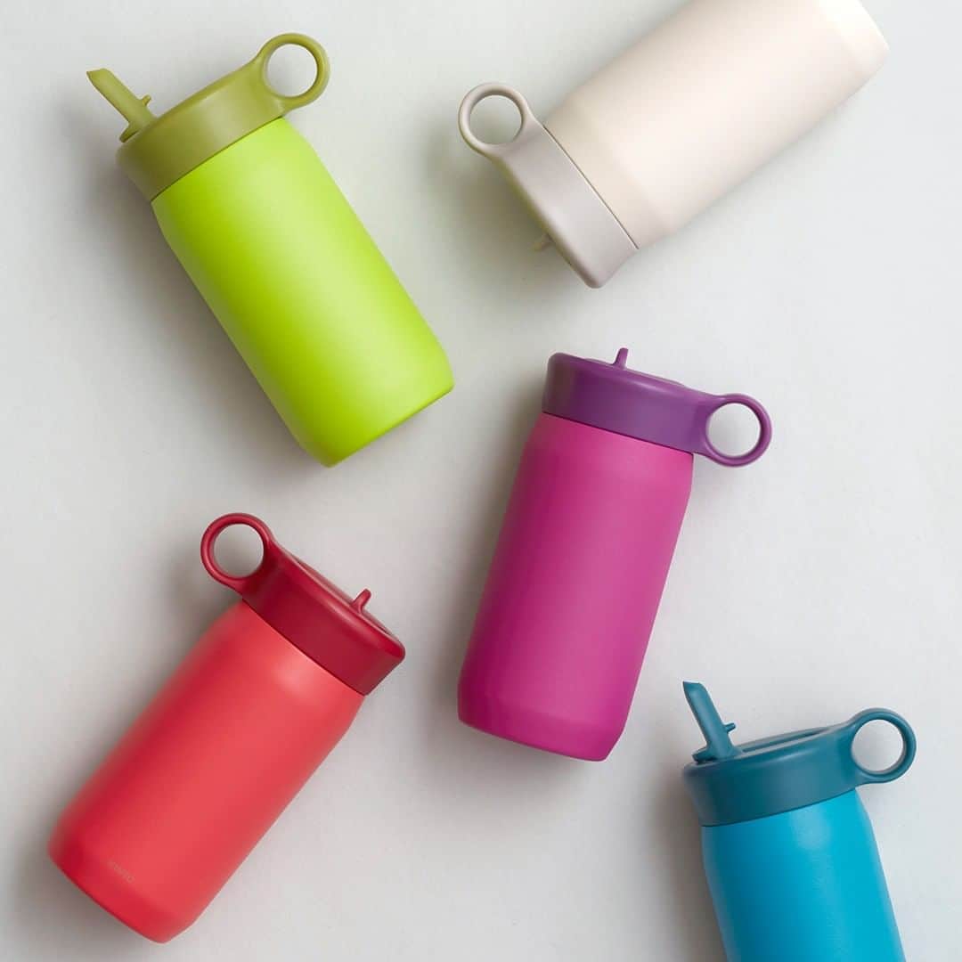 のインスタグラム：「[Collection: PLAY TUMBLER]⁠ PLAY TUMBLERの飲み口は小さな子供でも飲みやすいストロータイプで、口当たりが良く内部のストローを取り外して飲むこともできます。広い開口部で、氷や飲み物を入れやすく、洗いやすい設計。真空二重構造により氷が溶けにくく、長時間冷たさをキープします。ハンドル付きで、小さな手でも持ちやすいデザインです。⁠ （詳しくはLinkin.bioをクリック @kintojapan）⁠ ---⁠ The straw-type spout feels comfortable on the mouth and is easy to sip from. You can also detach the straw inside to drink. The opening of the tumbler is wide so it easy to put in drinks and ice cubes, and also clean. Vacuum insulated, it retains the temperature of cold drinks for a long time. It comes with a handle, and there is a slight curve between the lid and tumbler which allows small hands to grip easily. ⁠ (see linkin.bio @kintojapan)⁠ ---⁠ Share your KINTO items with #mykinto for a chance to be featured.⁠ .⁠ .⁠ .⁠ #kinto #キントー #playtumbler #tumbler #bottle #mytumbler #mybottle #zerowaste #ecolife #sustainable #kids #baby #ethical #minimalist #simplelife #simpledesign #lifestyle #interior #タンブラー #ボトル #マイタンブラー #マイボトル #シンプルデザイン #食器 #インテリア #暮らしの道具 #暮らしを楽しむ #シンプルな暮らし  #丁寧な暮らし」