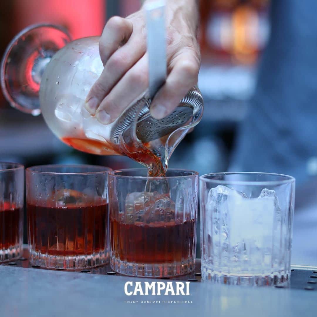 のインスタグラム：「ネグローニ が咲く赤のライン。⁠ ⁠ #CAMPARI #アペリティーボ #カンパリレッド #Camparitonic #カンパリトニック #イタリア #カクテル #cocktail #mixology #ミクソロジー #ミラノ #drinks #食前酒 #カンパリ  #リキュール #お酒好きな人と繋がりたい #バーテンダー #bar #ネグローニ #negroni」