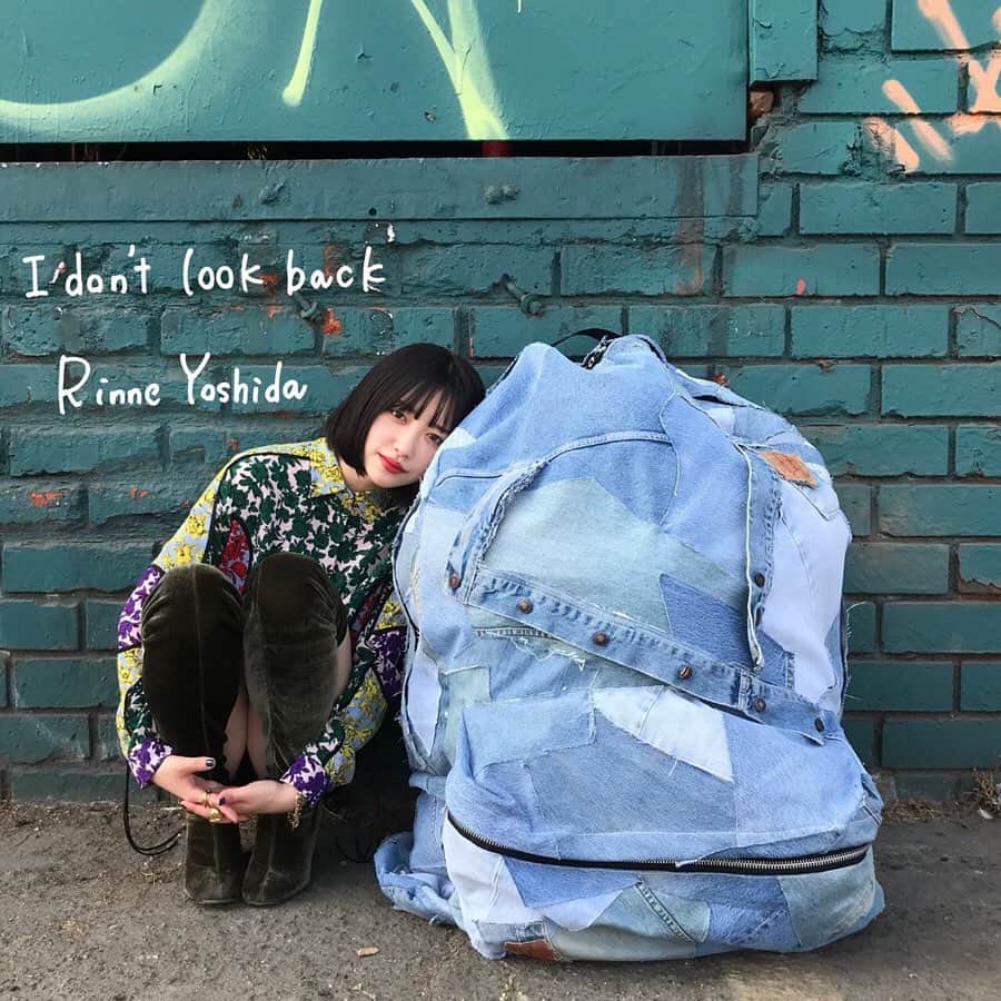 吉田凜音のインスタグラム：「10代コラボ3部作の 第1弾楽曲として新曲 「I don’t look back」が 12月25日デジタルリリースされることが決定しました！ みんなにクリスマスプレゼントだ〜 今回の楽曲はyackleのトラックに、私が作詞作曲しました。 そして、ワンマンツアー「Last Kid Tour 2020」の開催も決定！ 明日からFC先行販売です！ https://rinneyoshida.jp/」