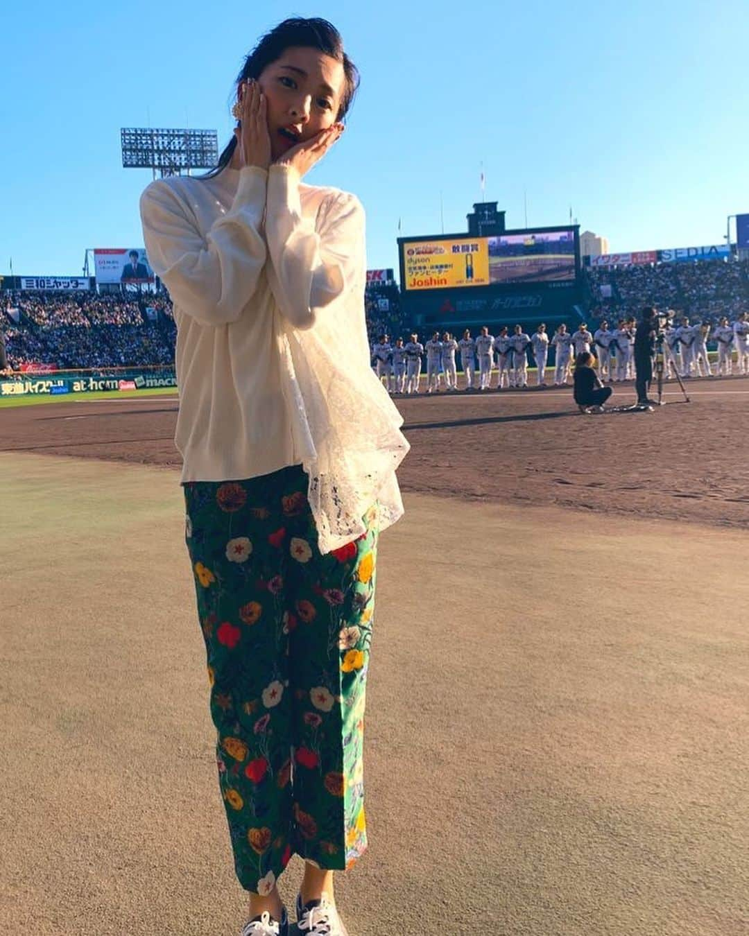 浜口順子さんのインスタグラム写真 - (浜口順子Instagram)「#hanshin  #tigers  #阪神タイガース  #ファン感謝デー2019 の お衣装のご紹介でーす💛  トップス @verofonna  #ヴェロフォンナ さん  パンツ @adonisis_official  #アドニシス　さん  コート @sugarrose.jp  #シュガーローズ　さん  スニーカーはコンバースを合わせて❤️ … … スタイリストさんは @hiiiisa_inlet さんです。  阪神タイガースをイメージした 黄色のコート🧥　を持ってきてくださいました。 やっぱ黄色じゃないとね💛  想定以上に暑くて💦 途中で脱いだり調整しました。 ニットもどこから見ても可愛い❤️ そしてパンツもグリーンで 甲子園のツタの葉っぱっぽくて良い感じ✨ インパクト大のお花柄が可愛い❤️ スタイリスト入江さんはいつも色々TPO考えて 可愛いお洋服持ってきてくださいます🙏 お世話になってます〜✨ 可愛いお洋服を貸してくださったショップの皆様、 ありがとうございました😊  11月30日(土) 午後3時30分～4時25分 朝日放送さんで放送の 「Joshin presents 虎バンSP 阪神タイガースファン感謝デー2019」 是非是非ご覧ください。  #衣装 #fashion #winterfashion  #ファッション #ootd #コーディネート #コーデ #outfit #coordinate #style #instafashion #japan #撮影 #code #新作 #look #love #beauty #アクセサリー #スニーカー」11月25日 18時04分 - hamaguchijunko