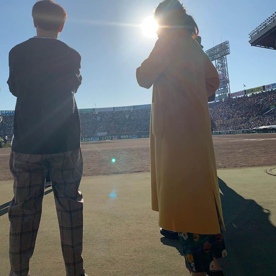 浜口順子さんのインスタグラム写真 - (浜口順子Instagram)「#hanshin  #tigers  #阪神タイガース  #ファン感謝デー2019 の お衣装のご紹介でーす💛  トップス @verofonna  #ヴェロフォンナ さん  パンツ @adonisis_official  #アドニシス　さん  コート @sugarrose.jp  #シュガーローズ　さん  スニーカーはコンバースを合わせて❤️ … … スタイリストさんは @hiiiisa_inlet さんです。  阪神タイガースをイメージした 黄色のコート🧥　を持ってきてくださいました。 やっぱ黄色じゃないとね💛  想定以上に暑くて💦 途中で脱いだり調整しました。 ニットもどこから見ても可愛い❤️ そしてパンツもグリーンで 甲子園のツタの葉っぱっぽくて良い感じ✨ インパクト大のお花柄が可愛い❤️ スタイリスト入江さんはいつも色々TPO考えて 可愛いお洋服持ってきてくださいます🙏 お世話になってます〜✨ 可愛いお洋服を貸してくださったショップの皆様、 ありがとうございました😊  11月30日(土) 午後3時30分～4時25分 朝日放送さんで放送の 「Joshin presents 虎バンSP 阪神タイガースファン感謝デー2019」 是非是非ご覧ください。  #衣装 #fashion #winterfashion  #ファッション #ootd #コーディネート #コーデ #outfit #coordinate #style #instafashion #japan #撮影 #code #新作 #look #love #beauty #アクセサリー #スニーカー」11月25日 18時04分 - hamaguchijunko