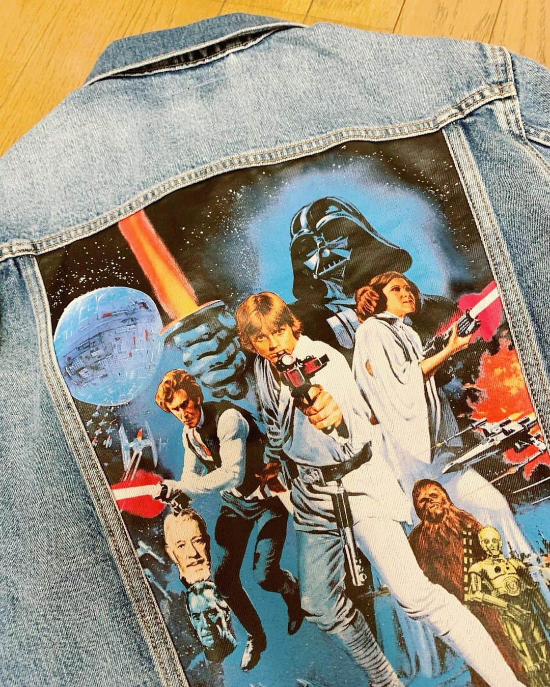 のインスタグラム：「Levi's×StarWarsコラボ、買ってしまった。 パーカーとデニムも買った。 自分へのクリスマスプレゼント！！！！ #levis #starwars」