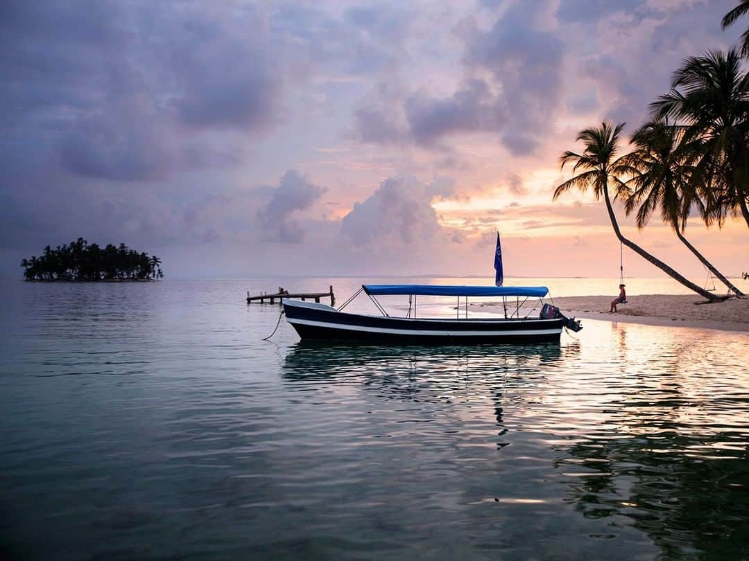 National Geographic Travelさんのインスタグラム写真 - (National Geographic TravelInstagram)「Photo by @andrea_frazzetta | The sun sets on the island of Guanidup. The archipelago of San Blas consists of hundreds of small islands off the north coast of Panama. To see more photos from my travels, follow me @andrea_frazzetta. #Panama #sanblas」11月25日 18時08分 - natgeotravel