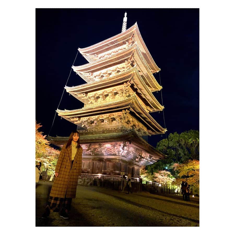 辻祐香のインスタグラム：「東寺の五重塔ってこんなに大きいのね。大きさは日本一のようです。風情がありますなあ。  #京都 #東寺 #紅葉 #絶景 #美 #ライトアップ紅葉 #寺社仏閣 #日本 #秋 #kyoto #tojitemple #autumnleaves #beautifulview #lightup #temple #japan #japaneseautumn」
