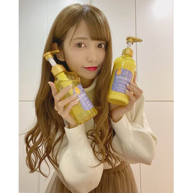 ゆんさんのインスタグラム写真 - (ゆんInstagram)「実はお風呂だいすきだから 気になったシャンプー全部集めて その日の気分で使い分けたい系女子です。  元々ゆんは毎月カラーをしてたりして 髪の毛が乾燥しやすいから特に毛先が パサついたり痛みやすくて、、🥺 そこで色んなシャンプー試してみて 「こりゃ思いつかなかったし革命だな」 って思ったのがこのJOEARO！！🌼 乳酸菌入りのシャンプーなのー！！！ 最近スキンケアでは乳酸菌入りのものが 流行ってて注目されてたけど実は髪にも すごく良い成分で特にゆんみたいに パサつきがちな髪を保湿するのに なじみがいいんだよ🥳🌟 使ってみた瞬間伸びが良くて量が少なくても 泡立ちがいいー！！泡立てやすいの！！🤯💫 ドライヤーする時の手触りと 乾いた時の髪のまとまり方が ぜんっぜんちがう( ˃ ˄ ˂̥̥ )💛💛 髪が柔らかくしっとりするから 痛みにくくなったし次の日 起きた時のヘアセットが楽ちん🙊🔥 全国のLOFTや東急ハンズなどの バラエティショップで買えるよ便利🤘🏻💫 見た目もおしゃれだから一気に お風呂場が映えるね\( ˙꒳​˙ \三/ ˙꒳​˙)/ 冬だし髪が乾燥しやすいから 髪のケアしっかりしたい！って 思う子も多いと思うからぜひみんなも チェックしてみてね〜🧸🔍❤️❤️ #JOEARO #ジョアーロ #乳酸菌アミノ酸シャンプー #乳酸菌コスメ #ヘアケア #LOFT #PR」11月25日 18時10分 - yuntaaam_s2