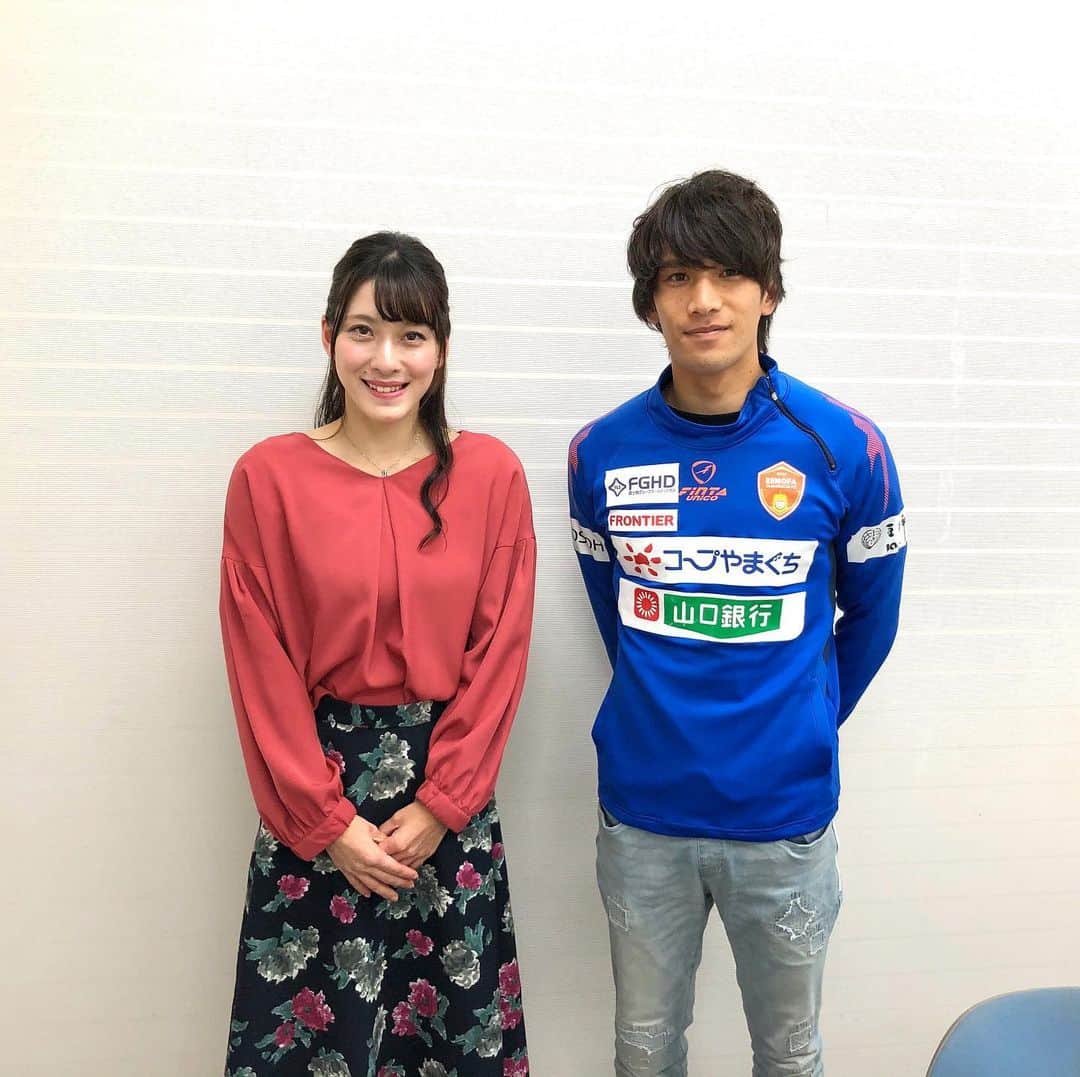 大田理裟のインスタグラム：「今日のtysニュースタイムは、﻿ レノファ山口のキャプテン三幸選手 @hidetoshi.m ﻿ キーパーの吉満選手 @mitsu214217 とともに振り返ります。﻿ ﻿ 写真は三幸選手と！！﻿ ﻿ ぜひ18:15〜﻿ ご覧ください☺️✨✨﻿ ﻿ #レノファ山口 #j2 #サッカー」