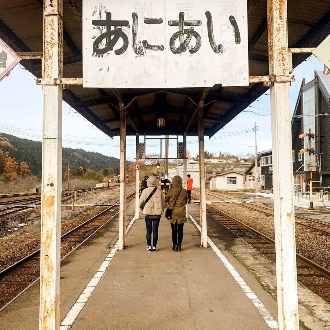 ガーラ・アマノ クリエイティブ部さんのインスタグラム写真 - (ガーラ・アマノ クリエイティブ部Instagram)「🐻たのしかった あにあい②🐻  阿仁合駅はとにかくキレイ✨ 顔ハメパネルもありマタギの衣装もありWAROCKもあり… 電車のホームはもう全て画になる美しさ🚃 CDのジャケ写みたいな写真が簡単に撮れる！w 内陸線の写真を撮る観光客の方もたくさんいました😊 そして駅の中にある｢こぐま亭｣は美味しいご飯がいっぱい🍜🥩🍛🍽🐴 この辺りは馬肉が有名なので我々は馬肉オムハヤシライスをペロッと😋 もはやこぐま亭の名物ともなった映えな可愛いソフトクリームは現在は人員不足の為カフェがお休み中なのでお目にかかれず😭 いつか食べられる日が来ますように‪🍦‬✨ ･ #秋田 #秋田市 #阿仁合 #阿仁合駅 #秋田内陸縦貫鉄道 #内陸線 #秋田内陸線 #阿仁 #北秋田市 #こぐま亭 #馬肉 #オムハヤシ #lunch #秋田ランチ #yummy #エモい #ジャケ写 #ノスタルジー #WAROCK #akita #ガーラアマノ」11月25日 18時16分 - gala_amano