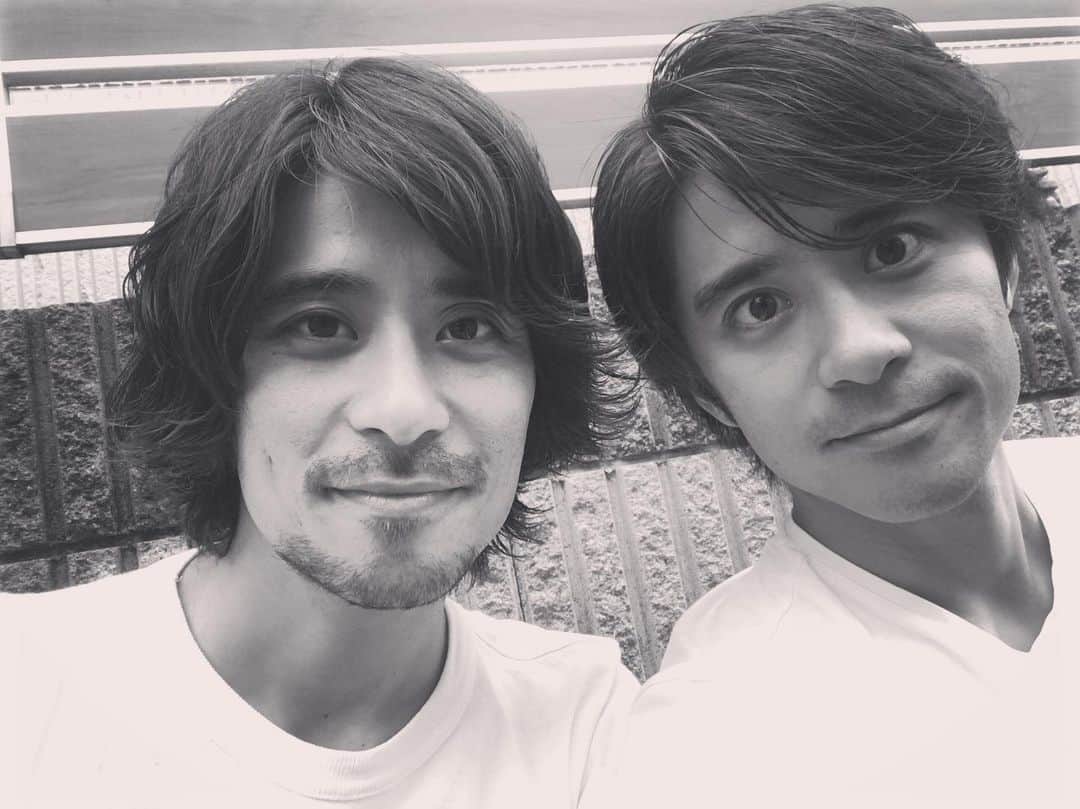 のインスタグラム：「今日は、 #いい双子の日 なの？ まぁまぁ生きたけど初耳！？ 楽しんできてマイブラザー🤙 #34歳 #twins #斉藤祥太 #斉藤慶太」