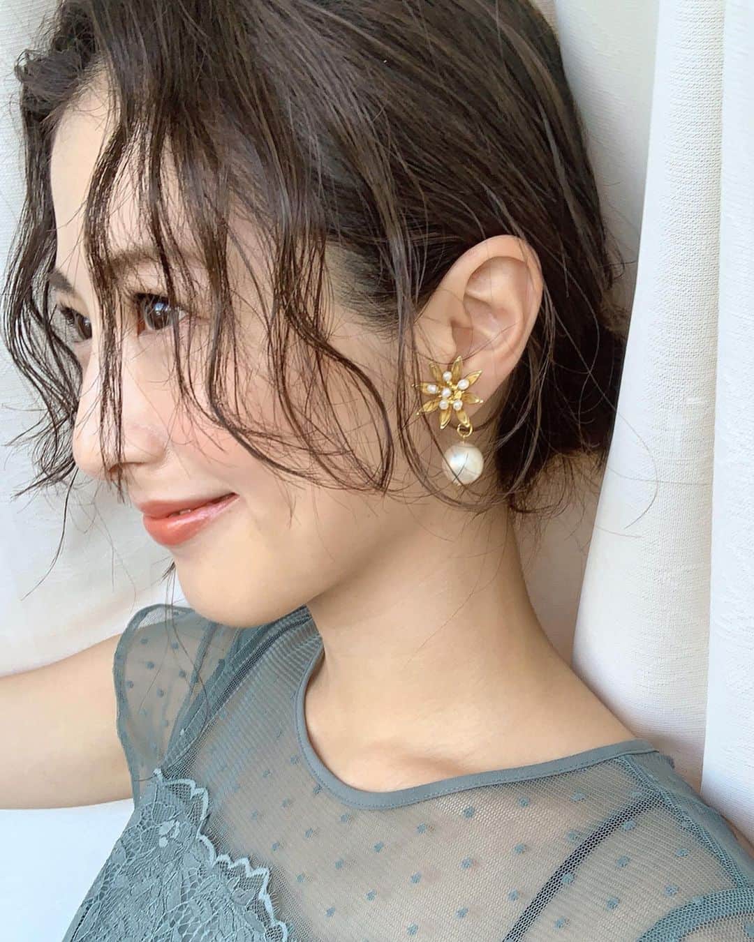 のインスタグラム：「パールがついたお気に入りのイヤリング💗 イヤリング　@lilyca_acc  ドレス　@beautyandyouth_official  #ootd#fashion#earrings」