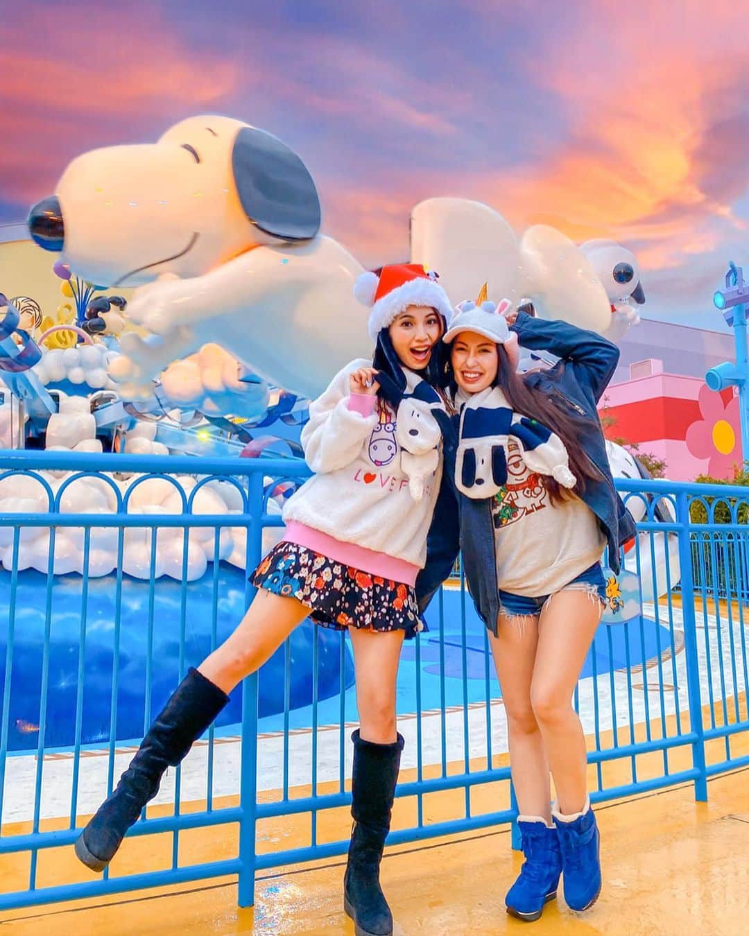 のインスタグラム：「USJ🌏. . USJは色んなエリアがあり過ぎて、たくさん歩き回りました🏃‍♂️！！！ . 色んな場所でショーもやっているから、移動中もショーに遭遇して見入ってしまったりして時間が足りなかった〜😫. . ゆーまろ @yumarow はここでもやっぱり好きな曲がかかってると踊っちゃうし、歌っちゃうし笑笑 アンジー @angellagiustini もノリが良いから一緒になって歌っちゃうし🤣！ でも2人のおかげでアトラクションの待ち時間も移動中もずーっと楽しめました👌♥️. 4月に新しく出来たシング・オン・ツアーも観れました🐘大好きな曲ばっかりで３人でノリノリに🎶. . それからパルミエ・ショコラを初めて食べたんだけど、これも美味かった〜😋！ 顔が隠れちゃうくらい大きかったから一緒に食べてみた👭. 次行ったらチョコレートの方も食べたいな♥️. . #usj #ユニバ #大阪 #pr #ユニバーサルスタジオジャパン #ユニバーサルスタジオ #ハリーポッター # #魔法 #ホグワーツ #パルミエショコラ #クリスタルクリスマス」