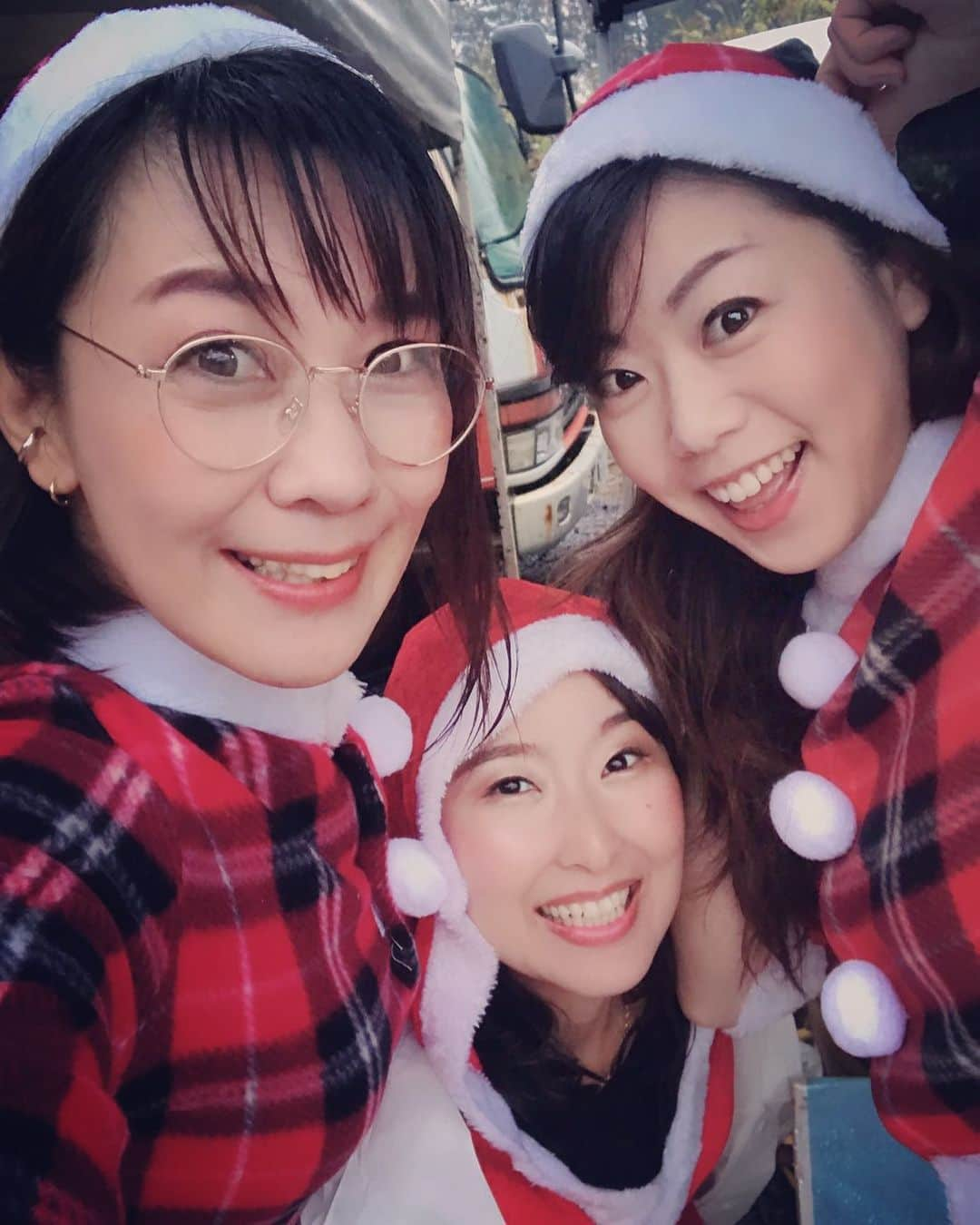 木村亜美さんのインスタグラム写真 - (木村亜美Instagram)「#ダースポサンタ ち 🎄🎁🎅🌟 ▷▶︎▷▶︎ @dirtsports_official . #サンタがいっぱい w((´∀｀*)) #アミシマヲノリ企画  #earlychristmas  #サンタコス #くりすます #ダートスポーツ #dirtbikegirls #dirtbikelife #girlswhoridedirtbikes #christmas #bike_japan #オフロード女子 #オフロードバイク #木村亜美 #オフロード #モトクロス女子 #モトクロスバイク #ハッピーモトクロス #girlswhoridemotorcycles #dirtbikes #dirtbikeracing #dirtbikerider #motocrossgirl #motocrosslife #bikegirlsofinstagram #bikeride #christmas🎄 #bff #dirtbikemagazine」11月25日 18時22分 - ami_kimura0327