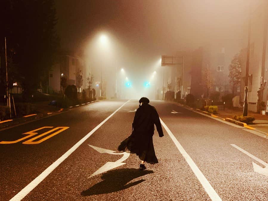 小嶋結里亜さんのインスタグラム写真 - (小嶋結里亜Instagram)「.﻿ .﻿ 早朝の霧がすごくて﻿ 地面も少し湿ってて﻿ 車も人も少なくて静かで﻿ ちょっと冷たい空気のなか﻿ 友達にとってもらった写真 。﻿ ﻿ 『当たり前と思ってたしあわせは﻿ いつか突然なくなってしまうかもしれない。』﻿ ﻿ だから明日もしあわせでありますようにって﻿ 見えない空に願った朝 。﻿ ﻿ ❁﻿ ﻿ ❁﻿ ﻿ #妃乃ゆりあ #役者 #黒 #幻想的な瞬間 #朝 ﻿ #followme #photo #girl ﻿ #black #portrait」11月25日 18時22分 - hino_yuria127