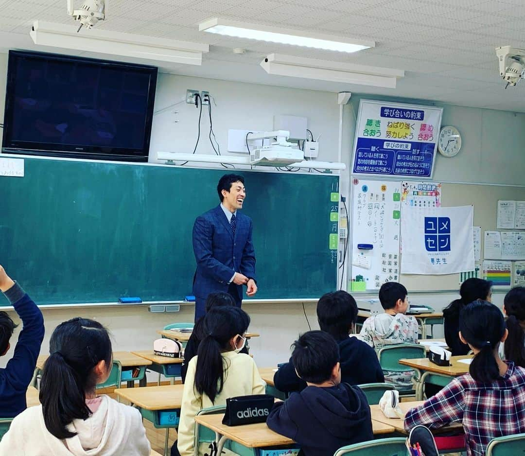 銘苅淳さんのインスタグラム写真 - (銘苅淳Instagram)「小牧市小牧小学校でのユメセン終了 5-1.5-4のみんなと一緒に☆ 元気いっぱいで溢れるパワーを夢に向けてぶつけて〜  #ユメセン #JFA #こころのプロジェクト #夢の教室  #小牧小学校  #銘苅淳 #ハンドボール」11月25日 18時25分 - mekaru_atsushi