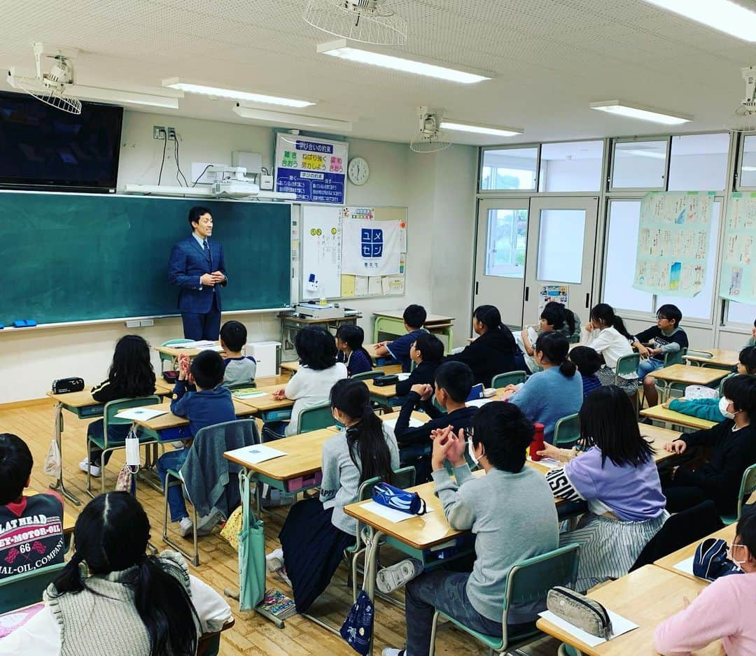 銘苅淳さんのインスタグラム写真 - (銘苅淳Instagram)「小牧市小牧小学校でのユメセン終了 5-1.5-4のみんなと一緒に☆ 元気いっぱいで溢れるパワーを夢に向けてぶつけて〜  #ユメセン #JFA #こころのプロジェクト #夢の教室  #小牧小学校  #銘苅淳 #ハンドボール」11月25日 18時25分 - mekaru_atsushi