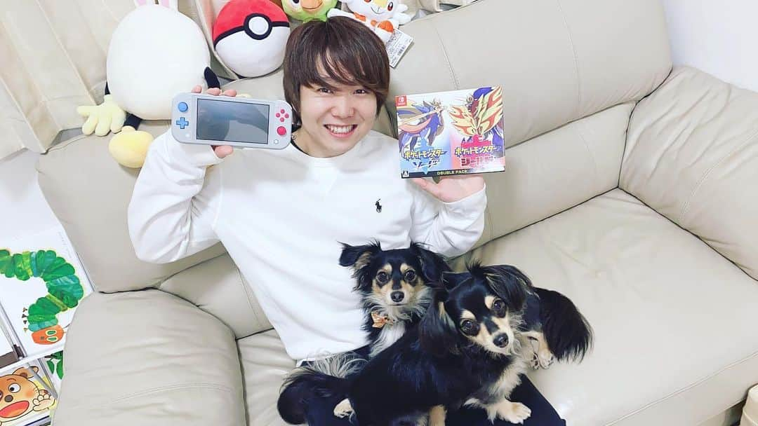 あつろーのインスタグラム：「あつの裏チャンネルの10万円企画でポケモンSwitchとソードシールドゲット⚔🛡✨ . サルノリを選びました♪ 皆さんはどの子を選びましたか！？ . 最近寒くなってきて風邪が流行ってますね😭 風邪長引いたけどやっと治りました✨ 皆さんも体調お気を付け下さい♪ . 今日はぷくちゃんと2人でお出かけをしました！ 不思議と気付いたらベビー服を買ってしまう笑 . バタバタしてるひろにはフルーツを買って帰ろうかな♪ いつも仕事も育児もありがとう！ . 早く時間を見つけてポケモンバトルしたいなー . #ポケモンソードシールド #switchlite #サルノリ・ヒバニー・メッソン」