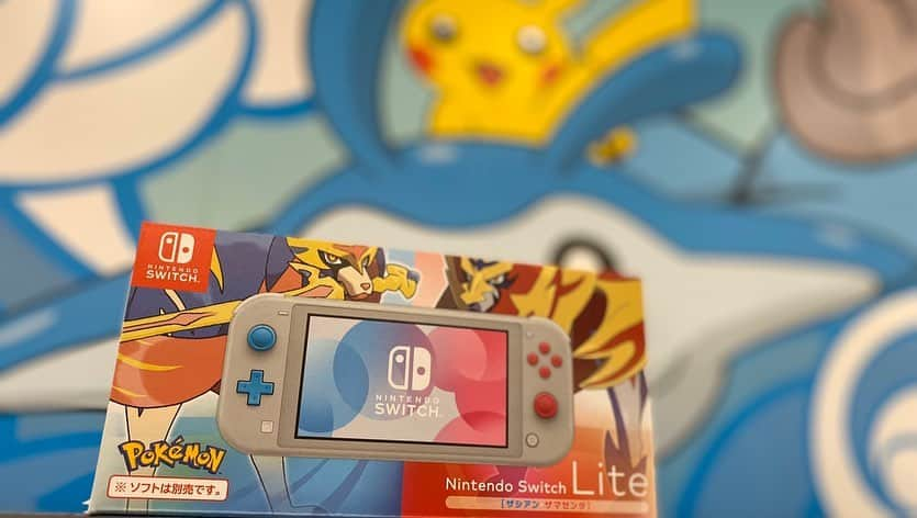 あつろーさんのインスタグラム写真 - (あつろーInstagram)「あつの裏チャンネルの10万円企画でポケモンSwitchとソードシールドゲット⚔🛡✨ . サルノリを選びました♪ 皆さんはどの子を選びましたか！？ . 最近寒くなってきて風邪が流行ってますね😭 風邪長引いたけどやっと治りました✨ 皆さんも体調お気を付け下さい♪ . 今日はぷくちゃんと2人でお出かけをしました！ 不思議と気付いたらベビー服を買ってしまう笑 . バタバタしてるひろにはフルーツを買って帰ろうかな♪ いつも仕事も育児もありがとう！ . 早く時間を見つけてポケモンバトルしたいなー . #ポケモンソードシールド #switchlite #サルノリ・ヒバニー・メッソン」11月25日 18時25分 - atsu6u